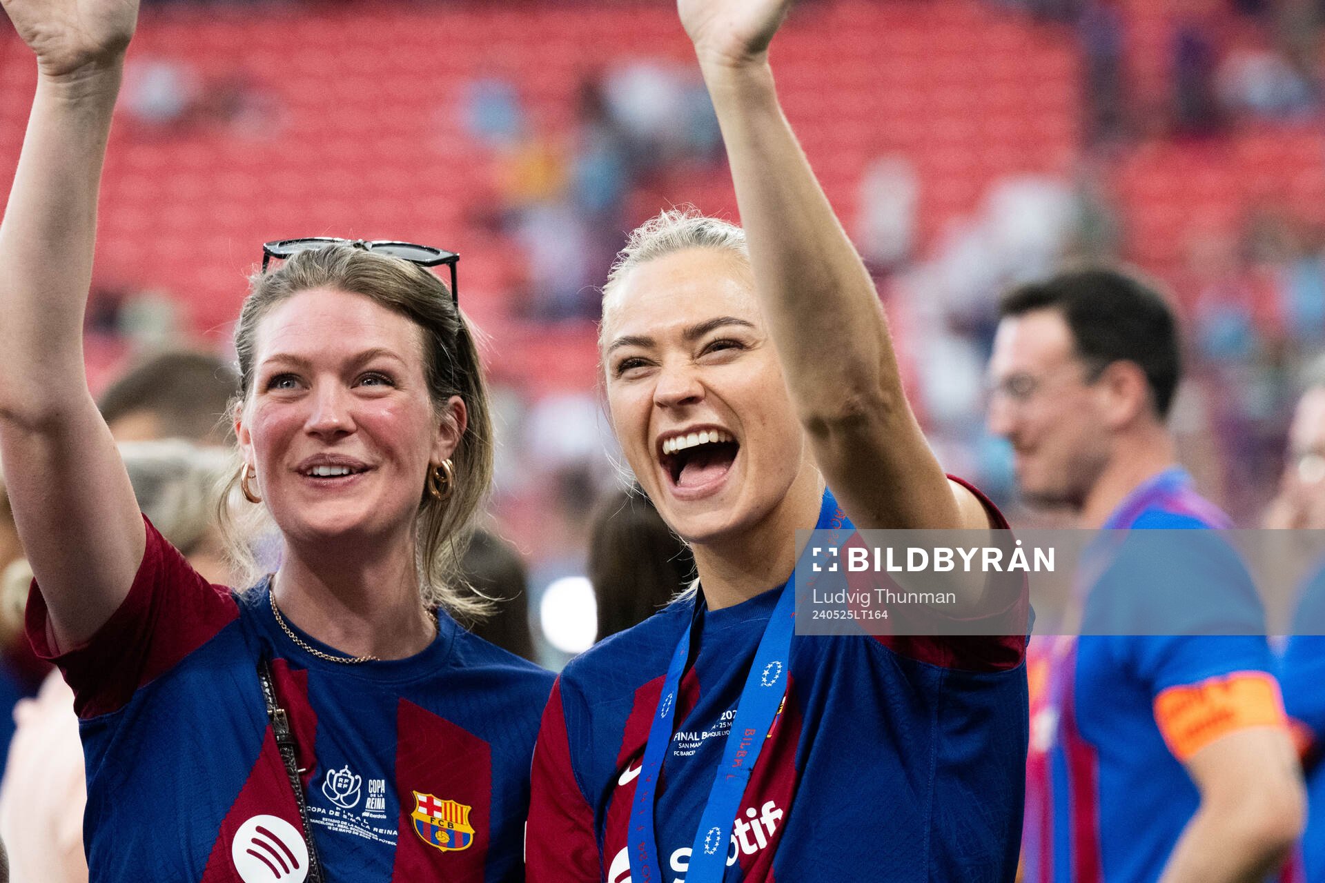 Fridolina Rolfö of Barcelona celebrates with friends