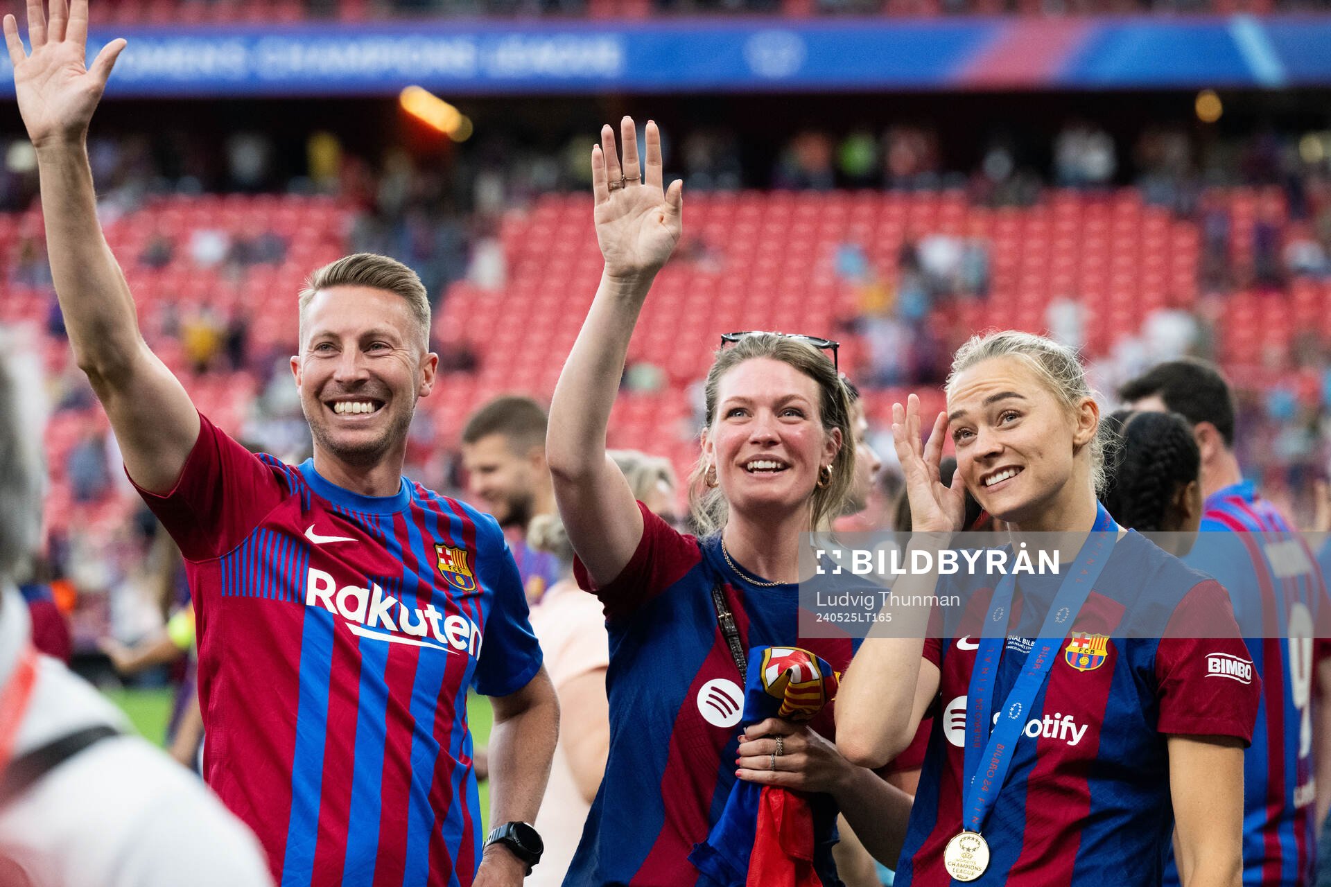 Fridolina Rolfö of Barcelona celebrates with friends