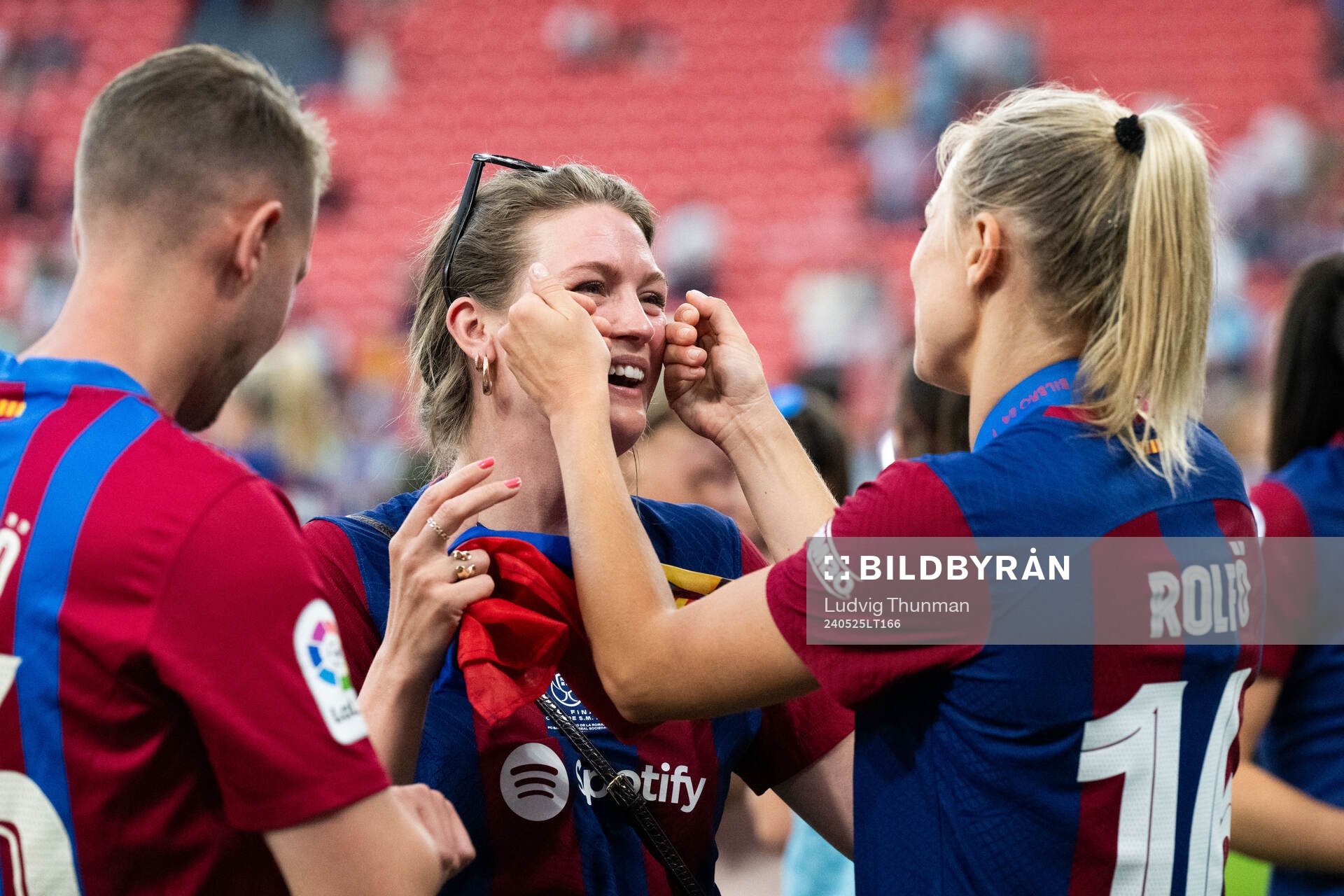 Fridolina Rolfö of Barcelona celebrates with friends