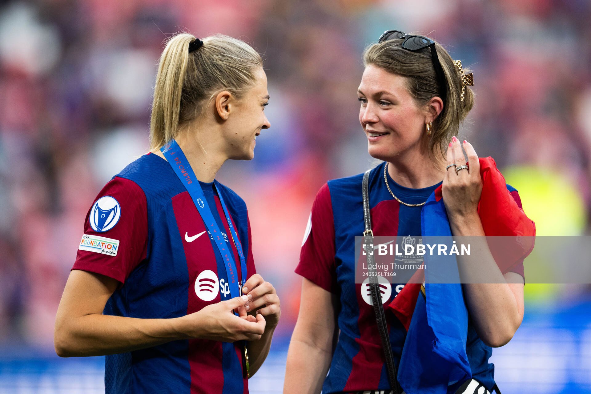 Fridolina Rolfö of Barcelona celebrates with family