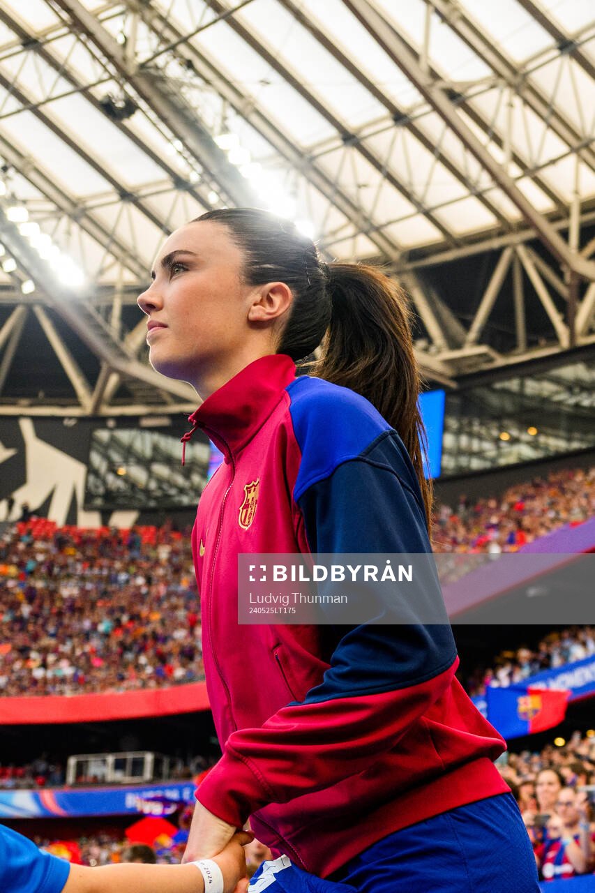 Ingrid Syrstad Engen of Barcelona enters the pitch