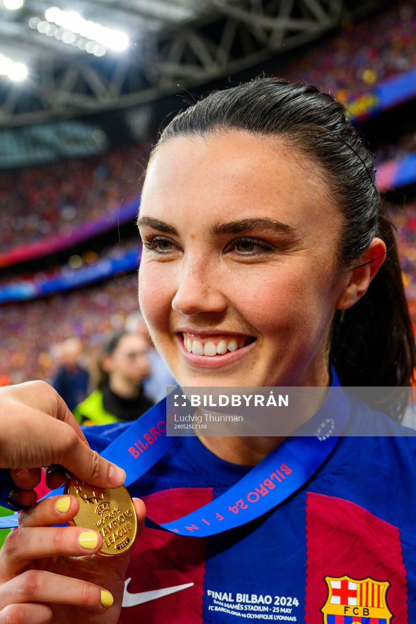 Ingrid Syrstad Engen of Barcelona celebrates with her gold