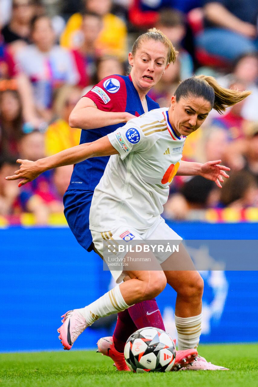 Keira Walsh of Barcelona and Danielle van de Donk of Lyon