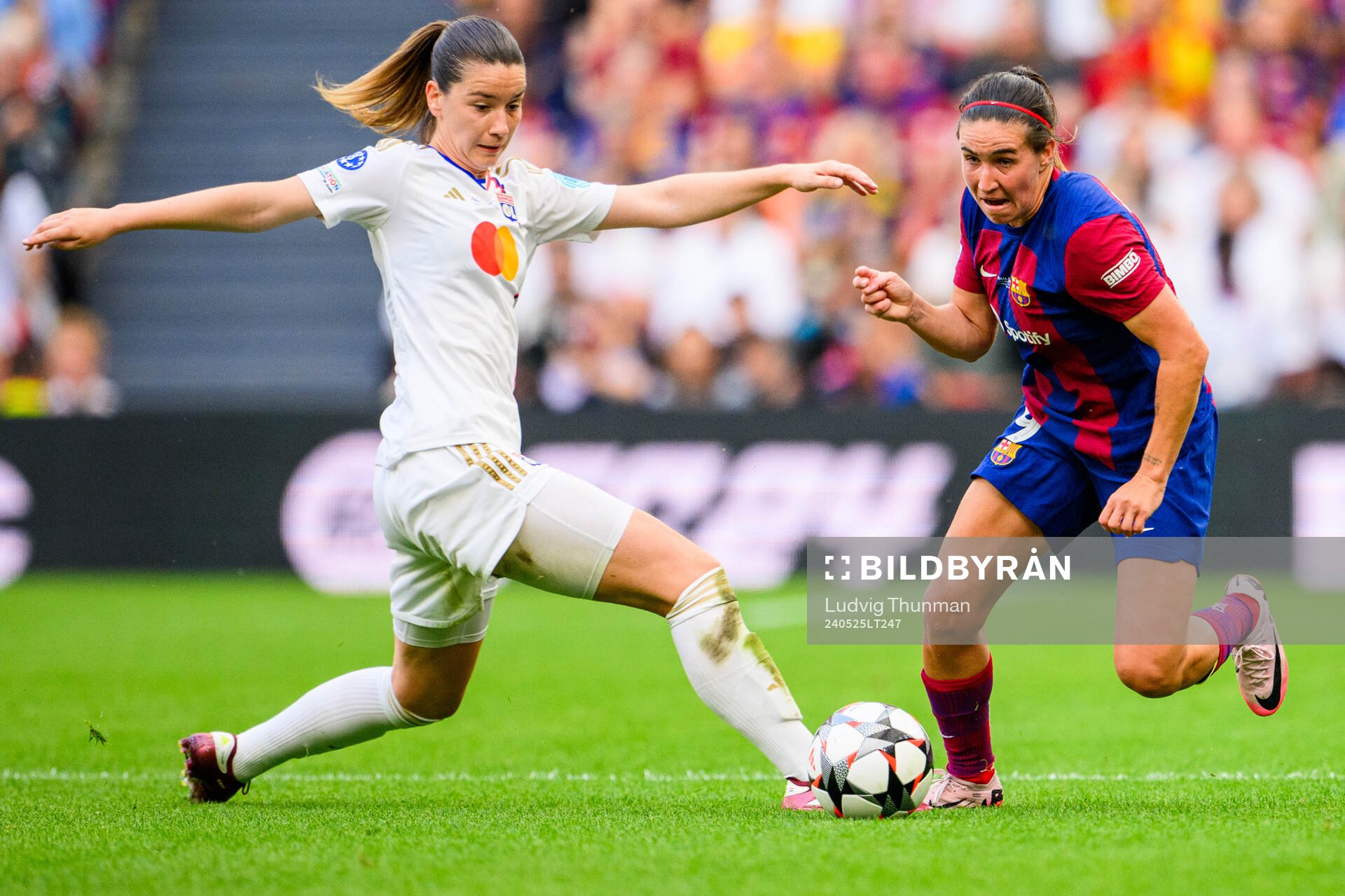 Damaris Egurrola of Lyon and Mariona Caldentey of Barcelona