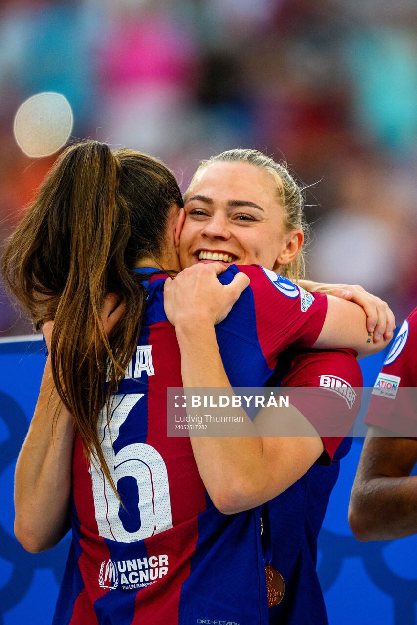 Fridolina Rolfö of Barcelona celebrates with Claudia Pina