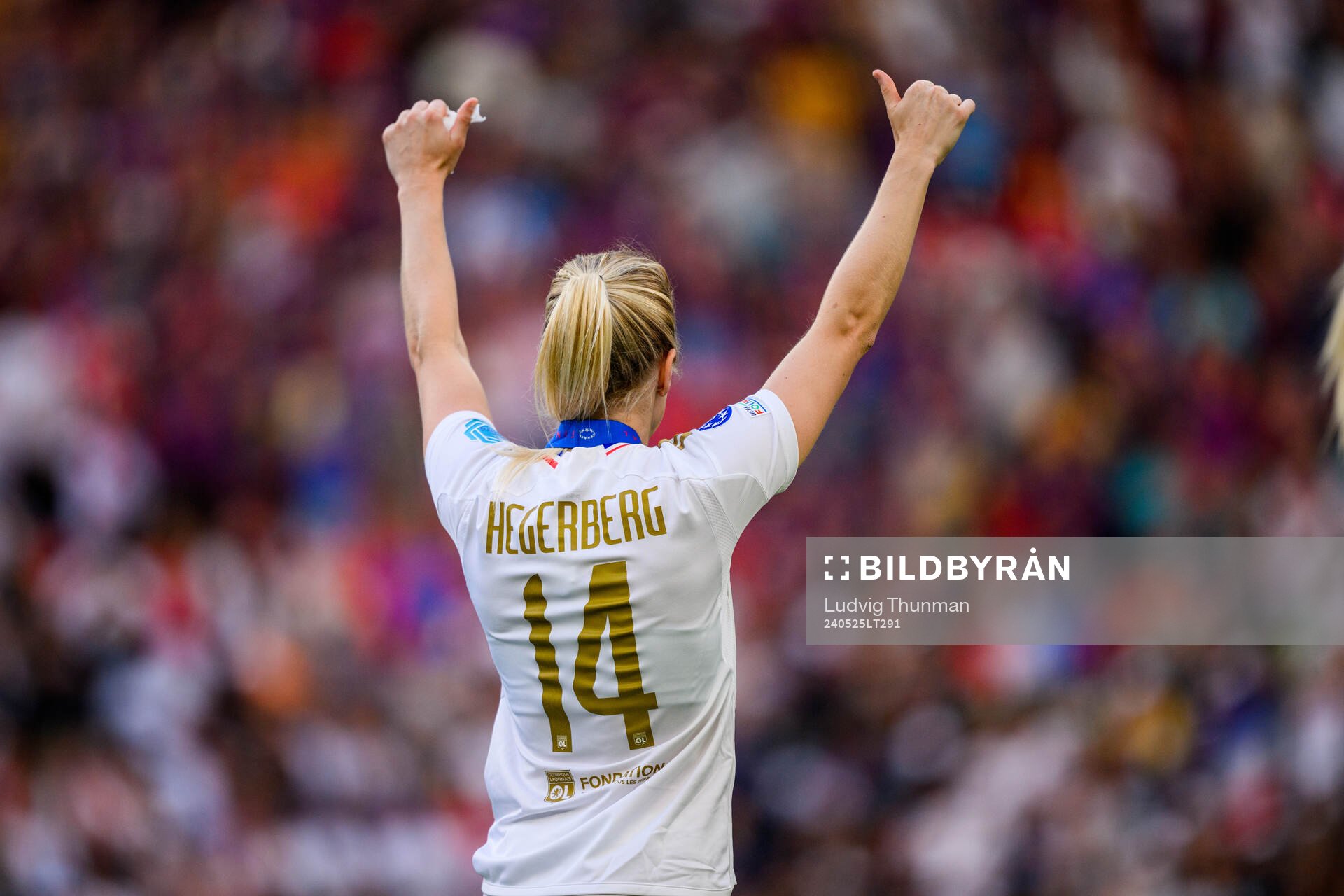 Ada Hegerberg of Lyon thanks supporters