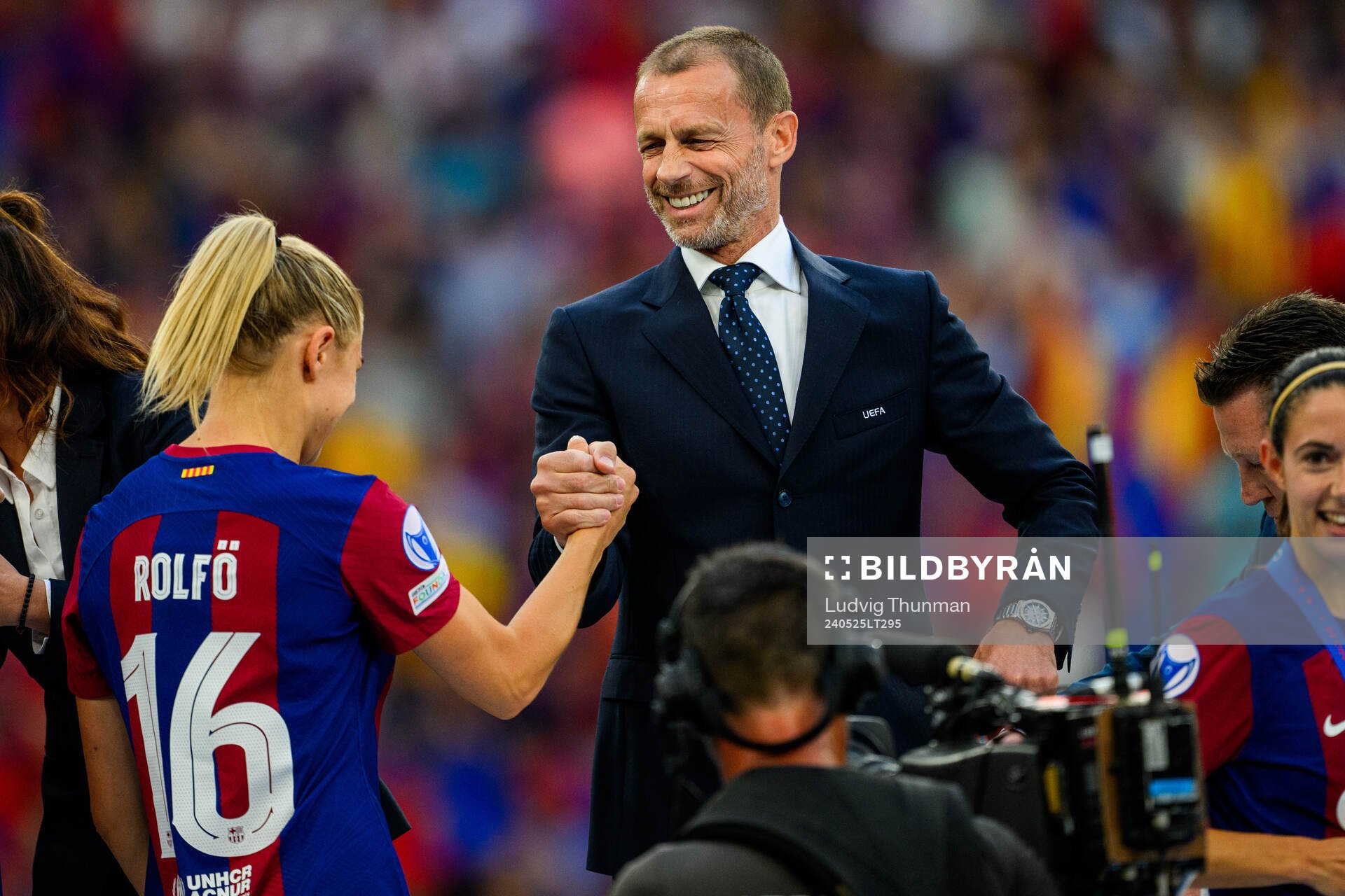 UEFA president Aleksander Ceferin hands Fridolina Rolfö of Barcelona her gold medal after the UEFA Women's Champions League final between Barcelona and Lyon on May 25, 2024 in Bilbao.