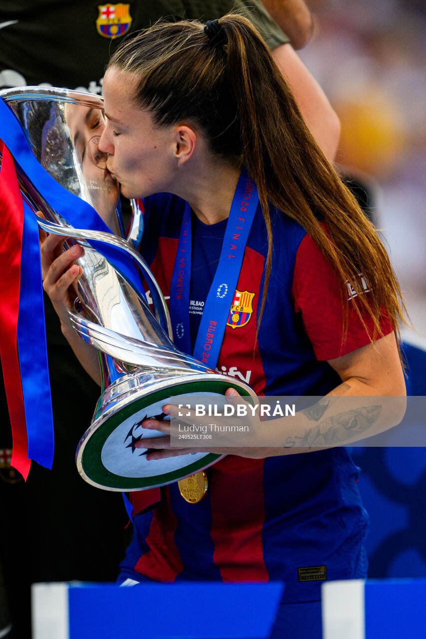 Claudia Pina of Barcelona kisses the trophy