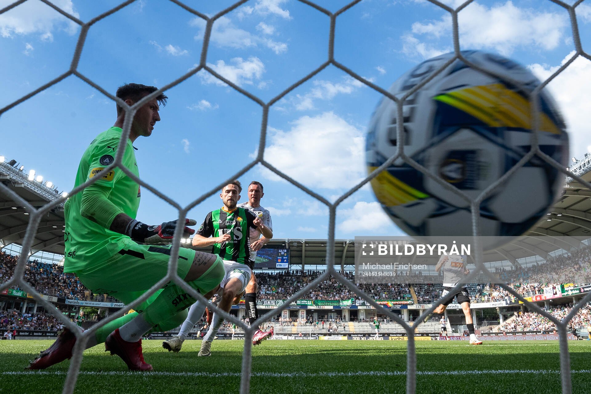 GAIS Jack Cooper-Love gör 2-0 på Häckens målvakt Andreas Linde under fotbollsmatchen i Allsvenskan mellan GAIS och Häcken den 25 maj 2024 i Göteborg.