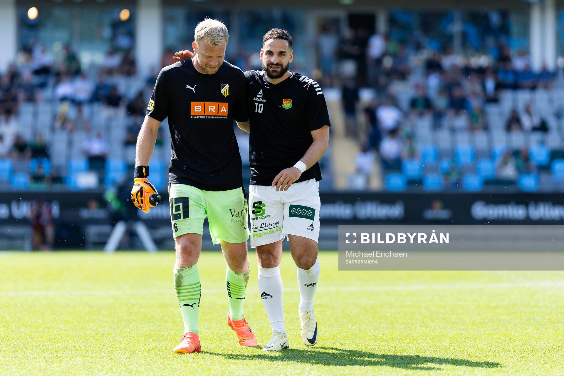 Häckens målvakt Peter Abrahamsson och GAIS Mervan Celik