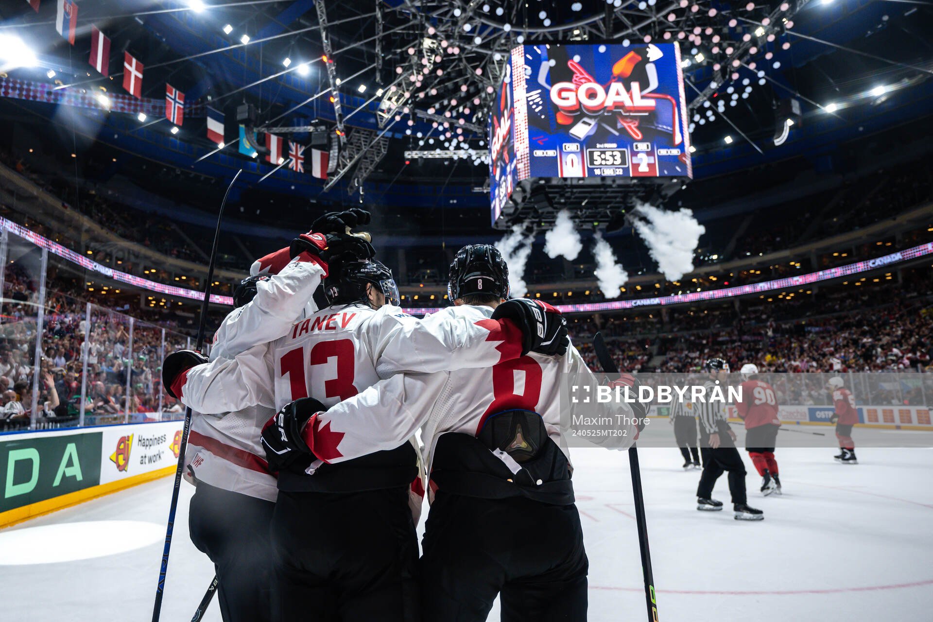 Brandon Tanev of Canada celebrate scoring the 1-2 goal with