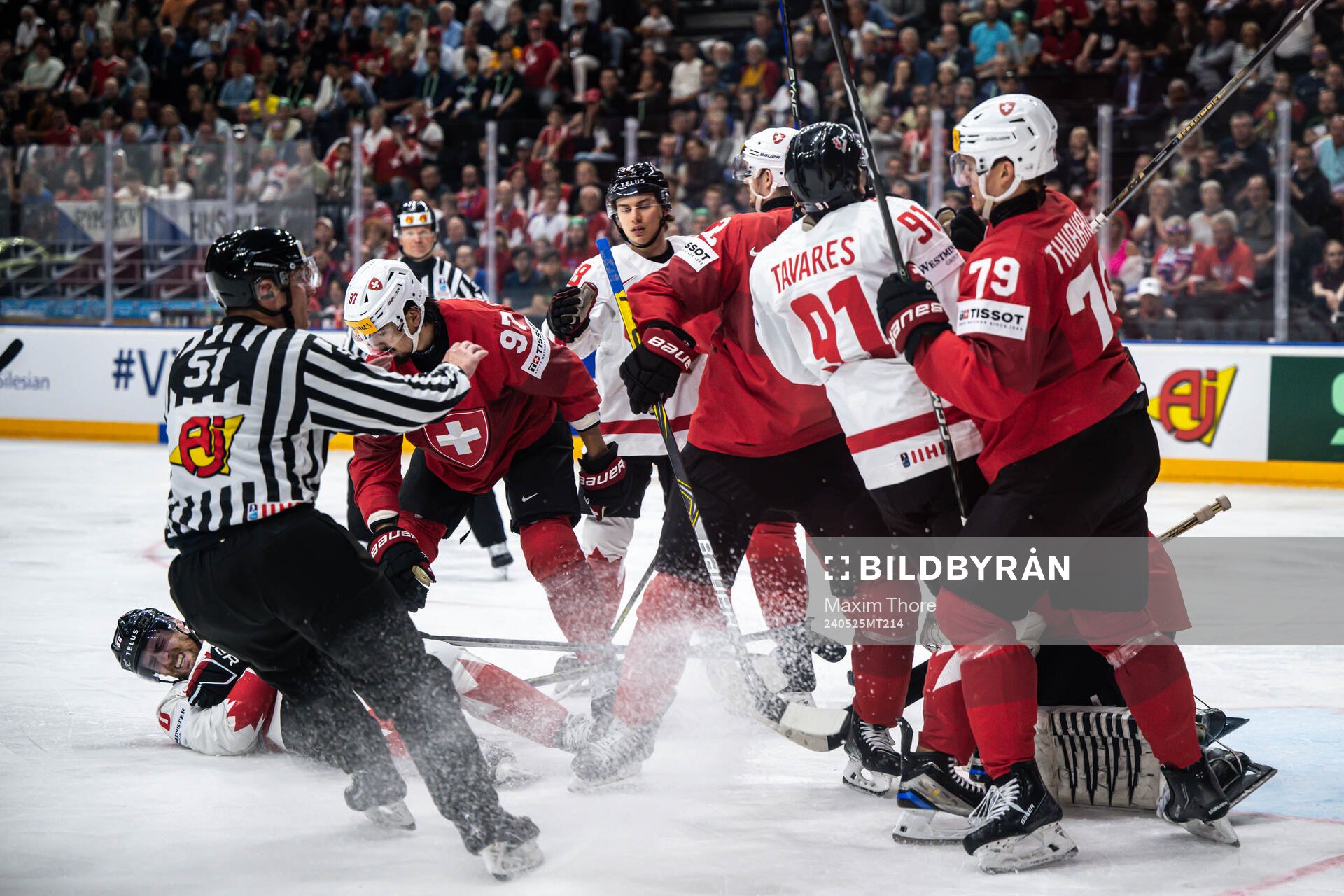 Pierre-Luc Dubois and John Tavares against Jonas