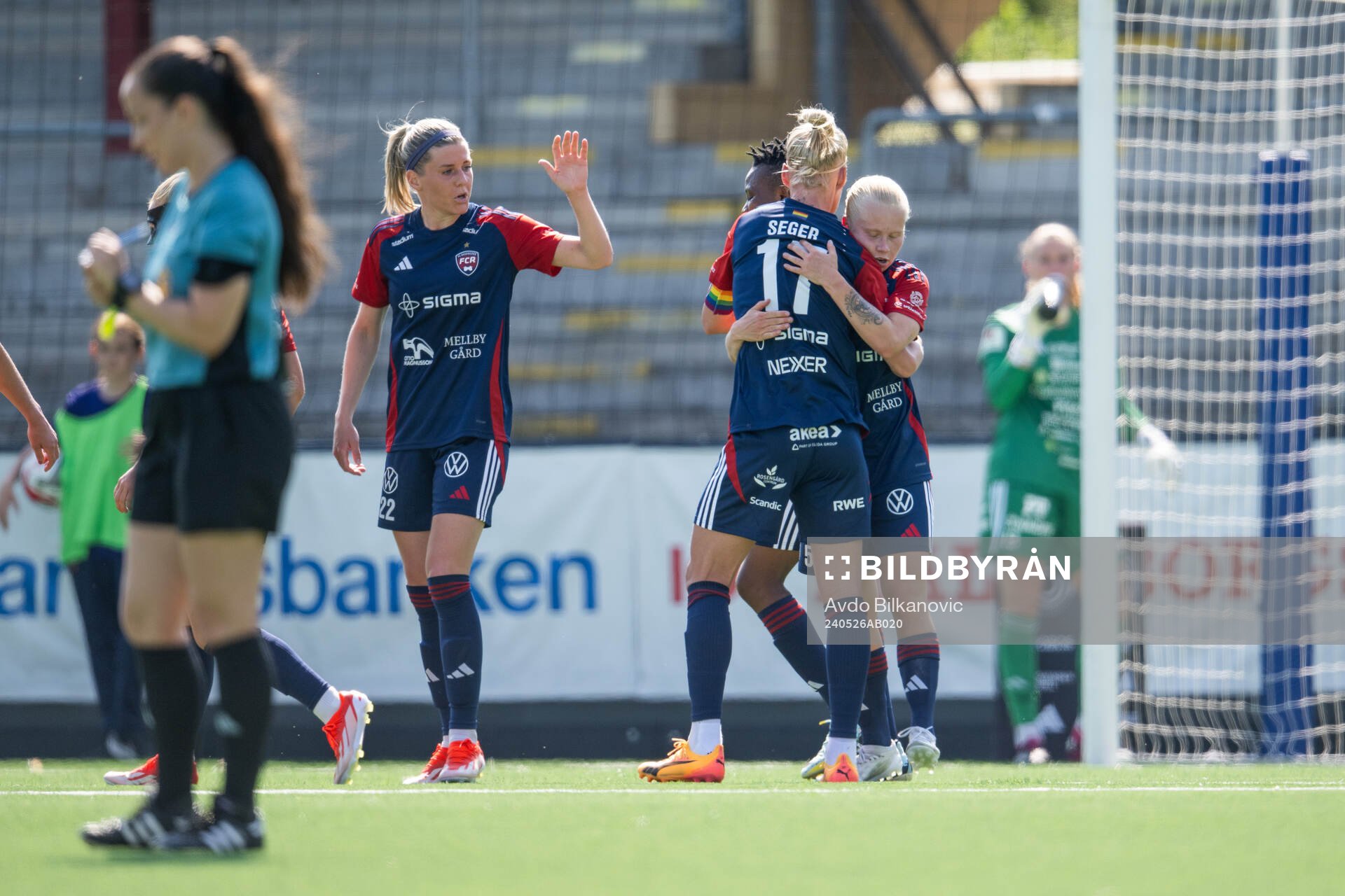 FC Rosengårds Olivia Schough, Caroline Seger och Anni Hartikainen jublar under fotbollsmatchen i Damallsvenskan mellan FC Rosengård och Piteå den 26 maj 2024 i Malmö.