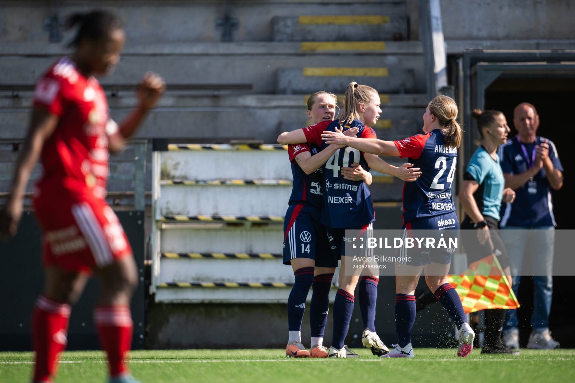 FC Rosengårds Emilia Larsson jublar med lagkamrater efter 3-0 under fotbollsmatchen i Damallsvenskan mellan FC Rosengård och Piteå den 26 maj 2024 i Malmö.