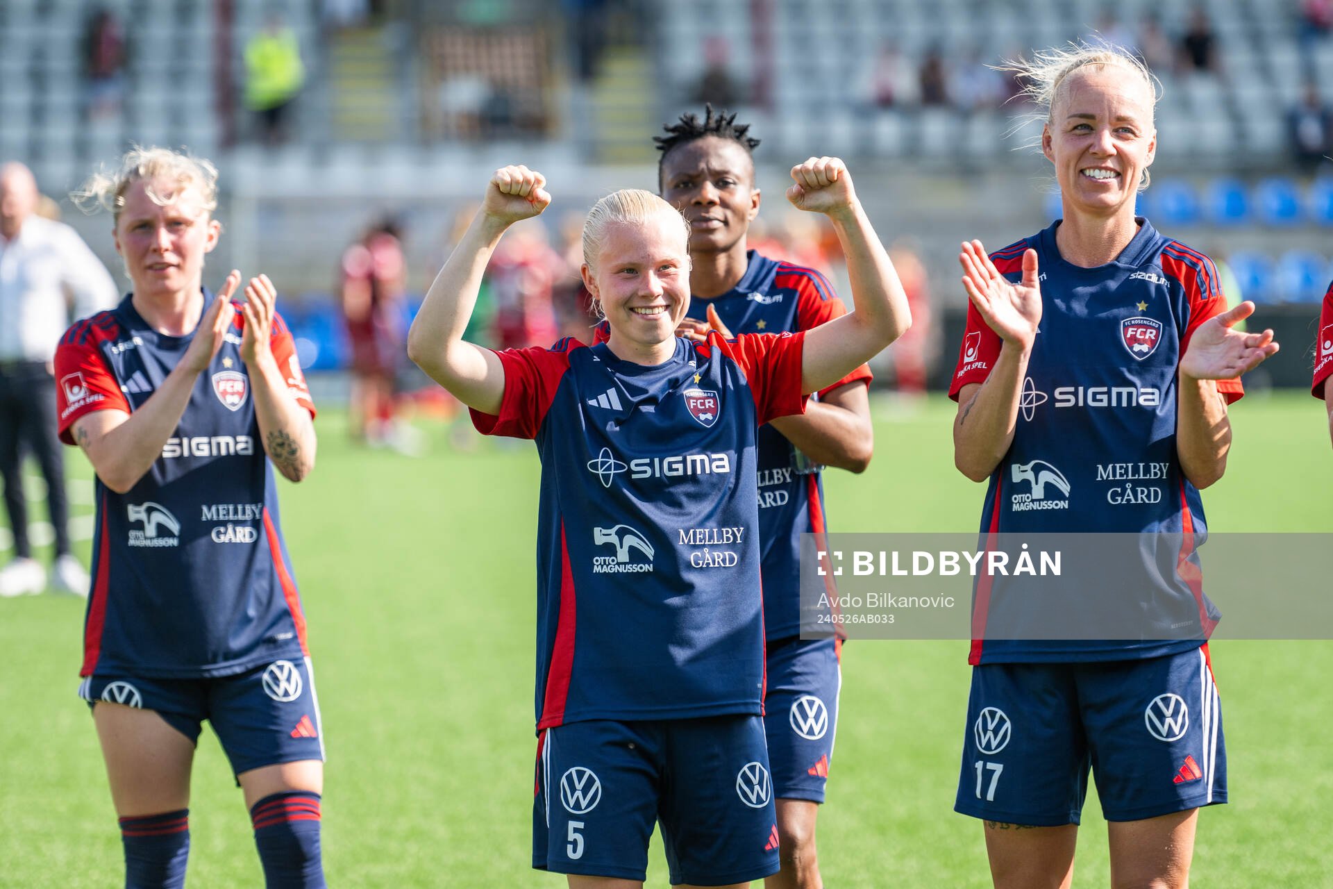 FC Rosengårds Anni Hartikainen och Caroline Seger jublar