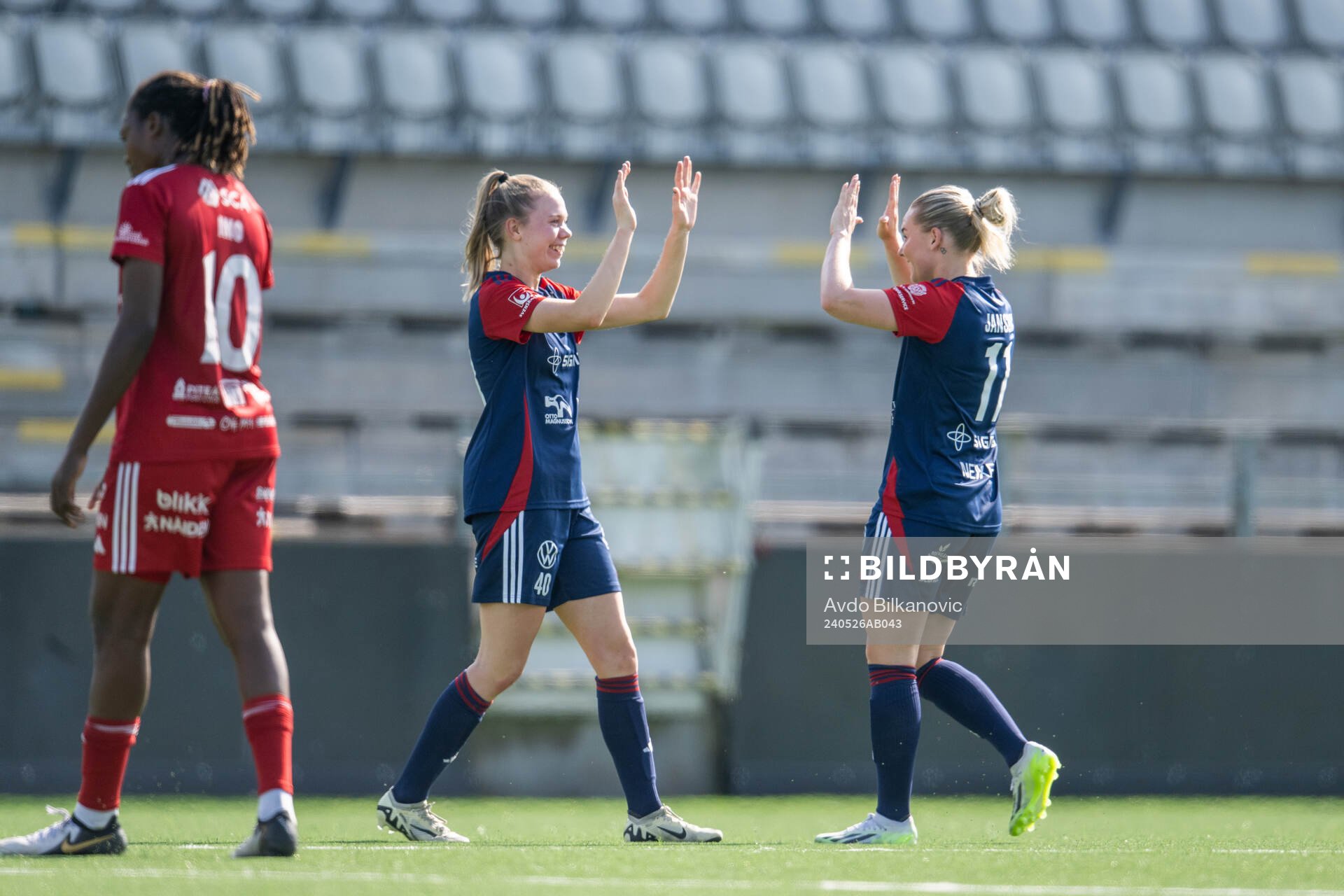 FC Rosengårds Bea Sprung och Emma Jansson jublar