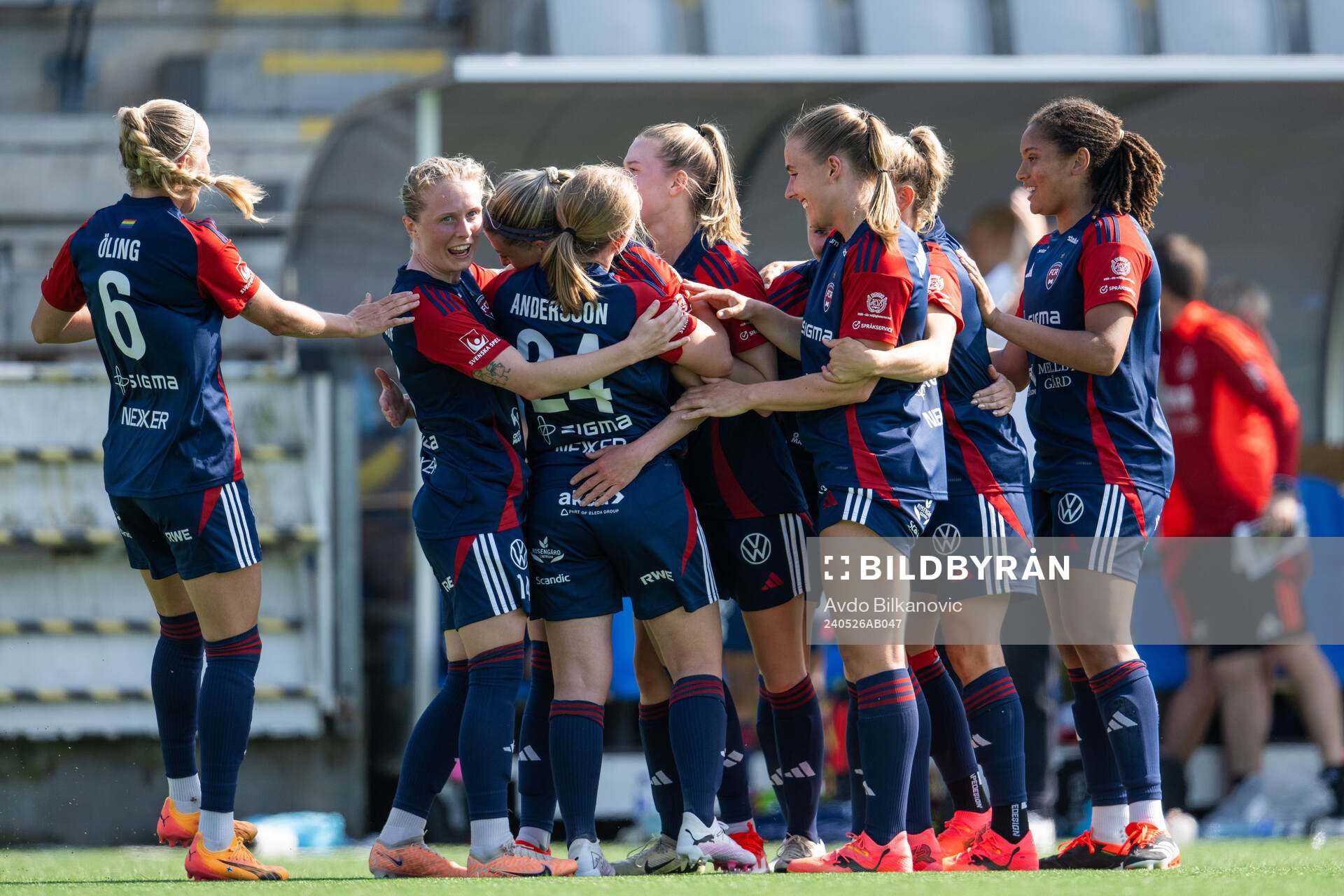 FC Rosengårds spelare jublar