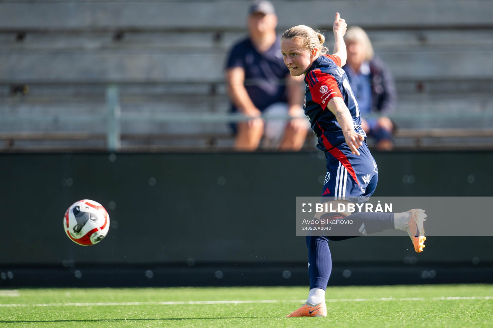 FC Rosengårds Emilia Larsson skjuter in bollen in målet