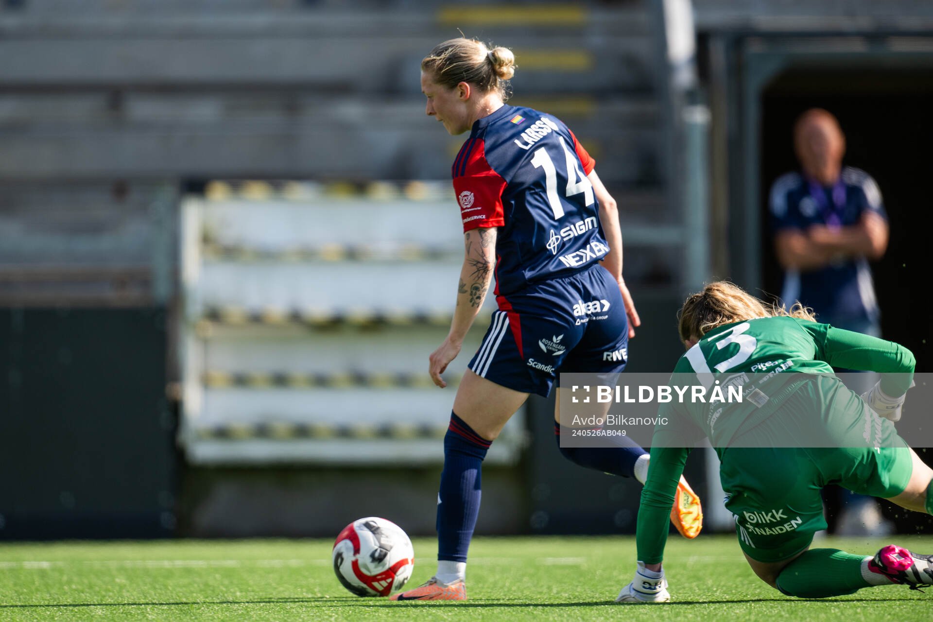 FC Rosengårds Emilia Larsson dribblar bort Piteås
