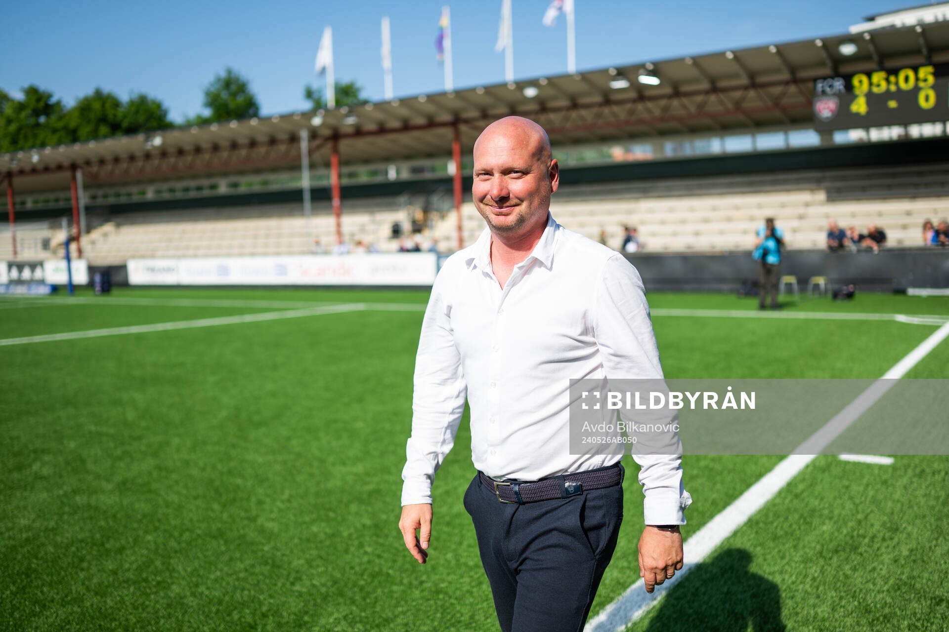 FC Rosengårds tränare Joel Kjetselberg visar glädje efter fotbollsmatchen i Damallsvenskan mellan FC Rosengård och Piteå den 26 maj 2024 i Malmö.