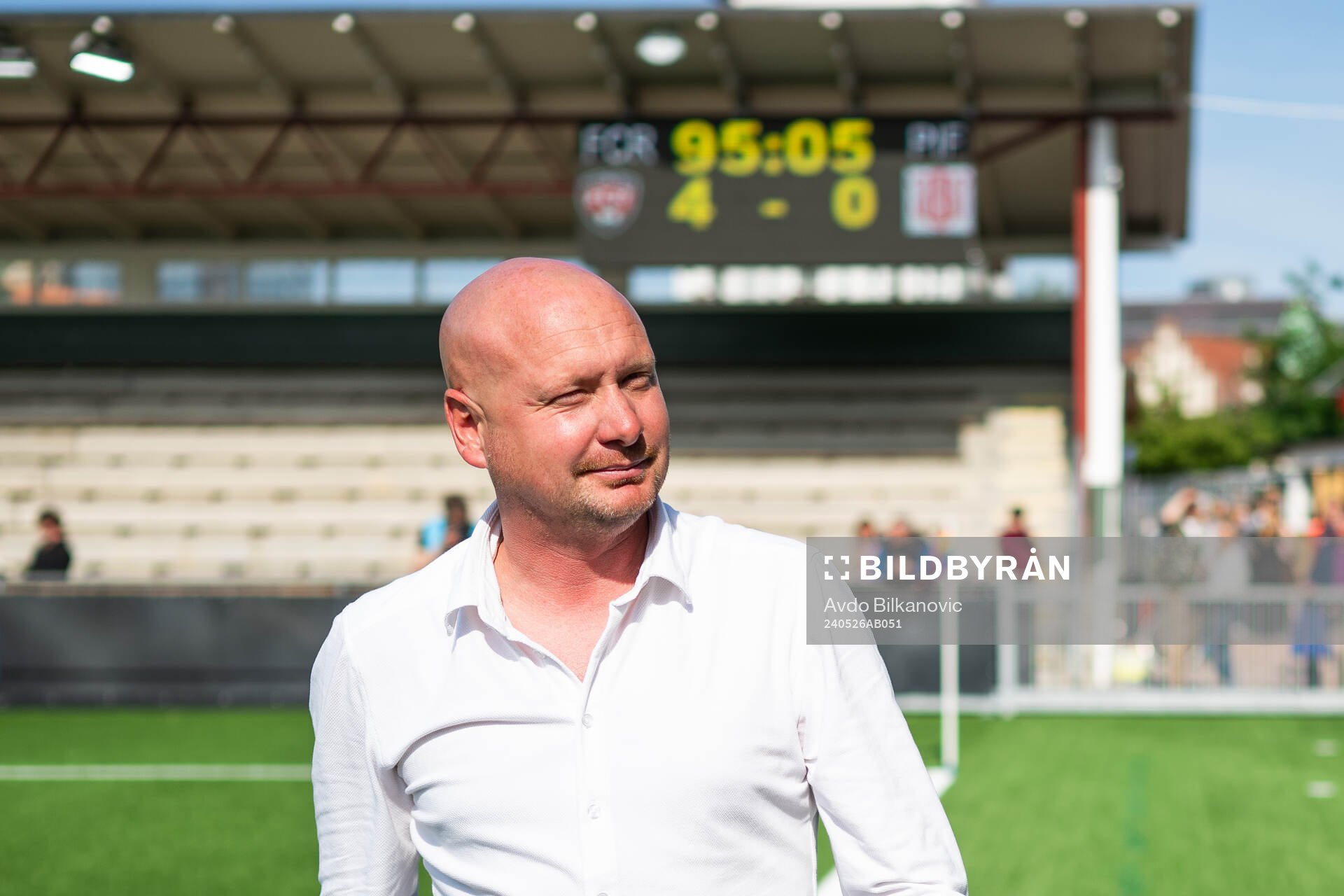 FC Rosengårds tränare Joel Kjetselberg jublar