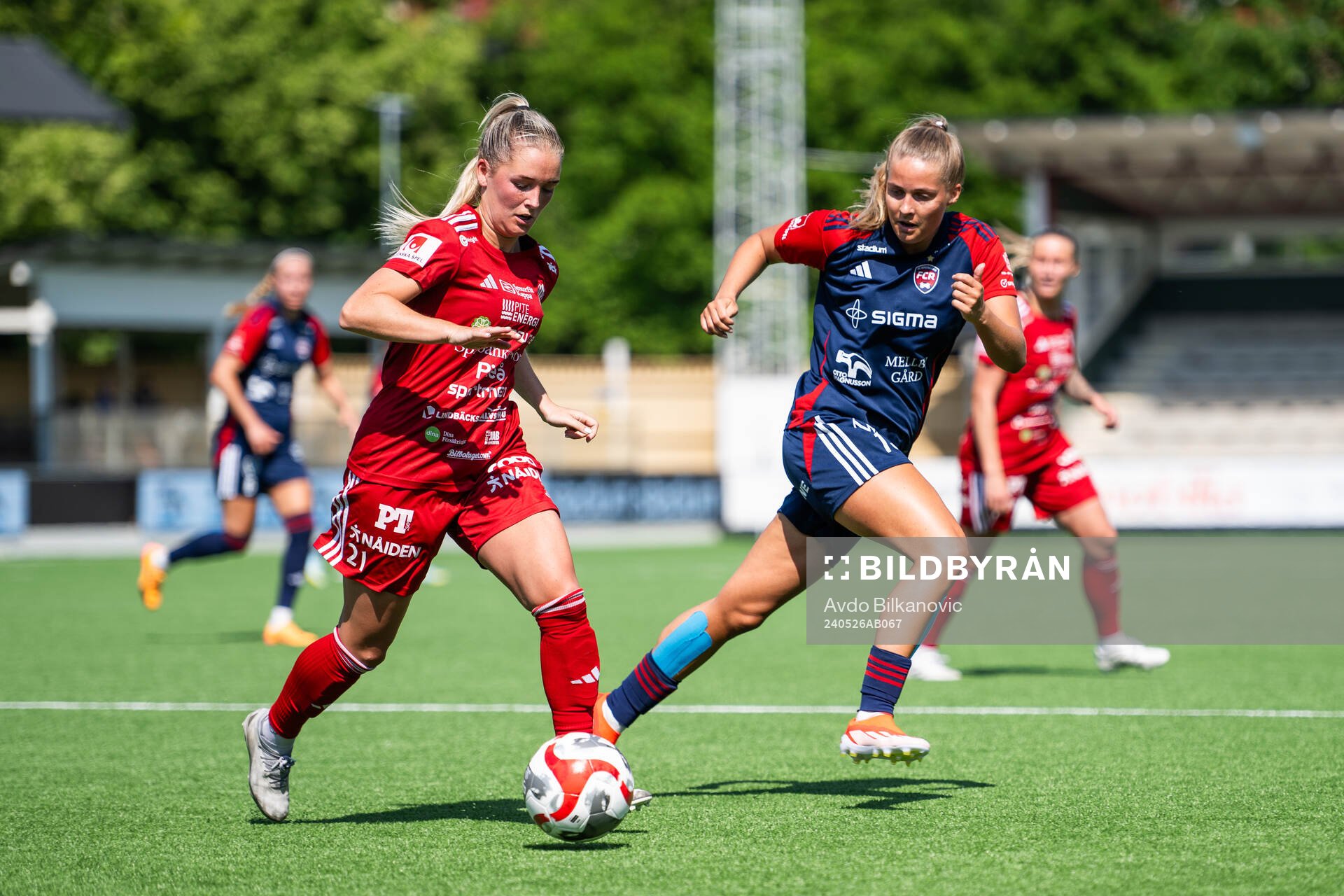 FC Rosengårds Olivia Holdt jagar Piteås Ronja Aronsson