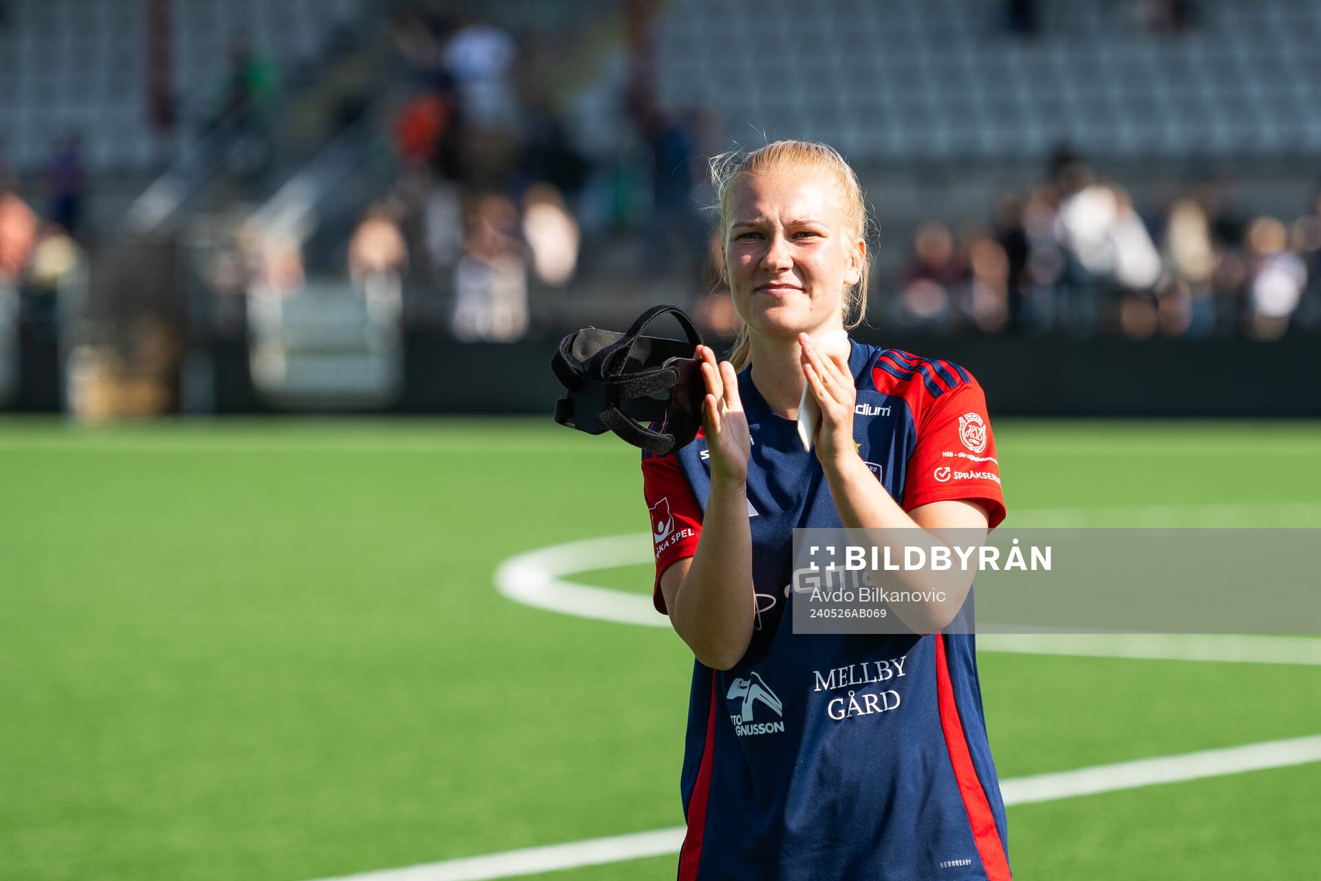 FC Rosengårds Sofie Bruun Bredgaard med masken i handen