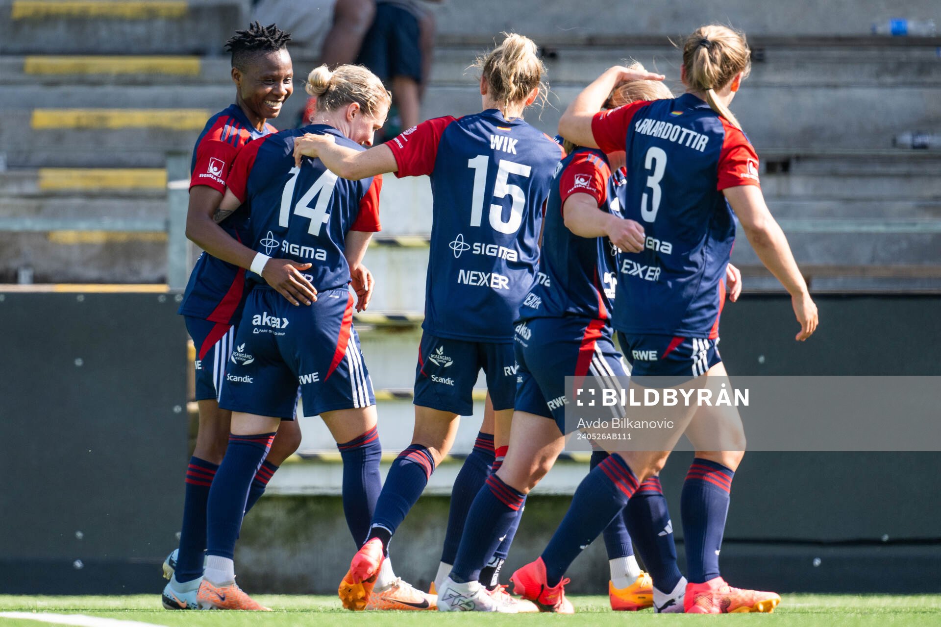 FC Rosengårds Emilia Larsson och Halimatu Ibrahim Ayinde jublar under fotbollsmatchen i Damallsvenskan mellan FC Rosengård och Piteå den 26 maj 2024 i Malmö.