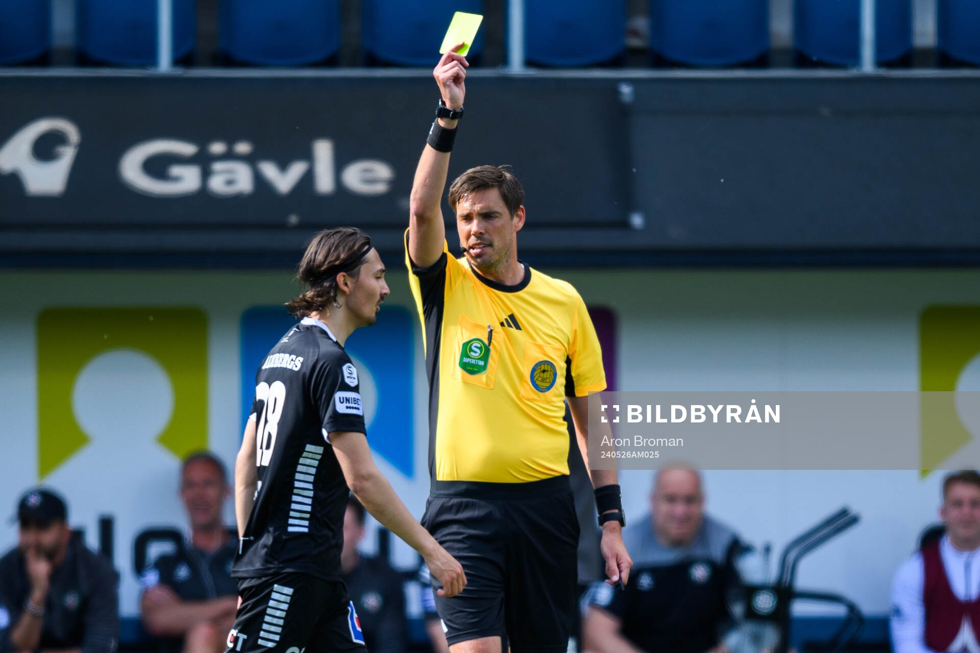 Örebros Adam Bark tilldelas gult kort av Domare Magnus