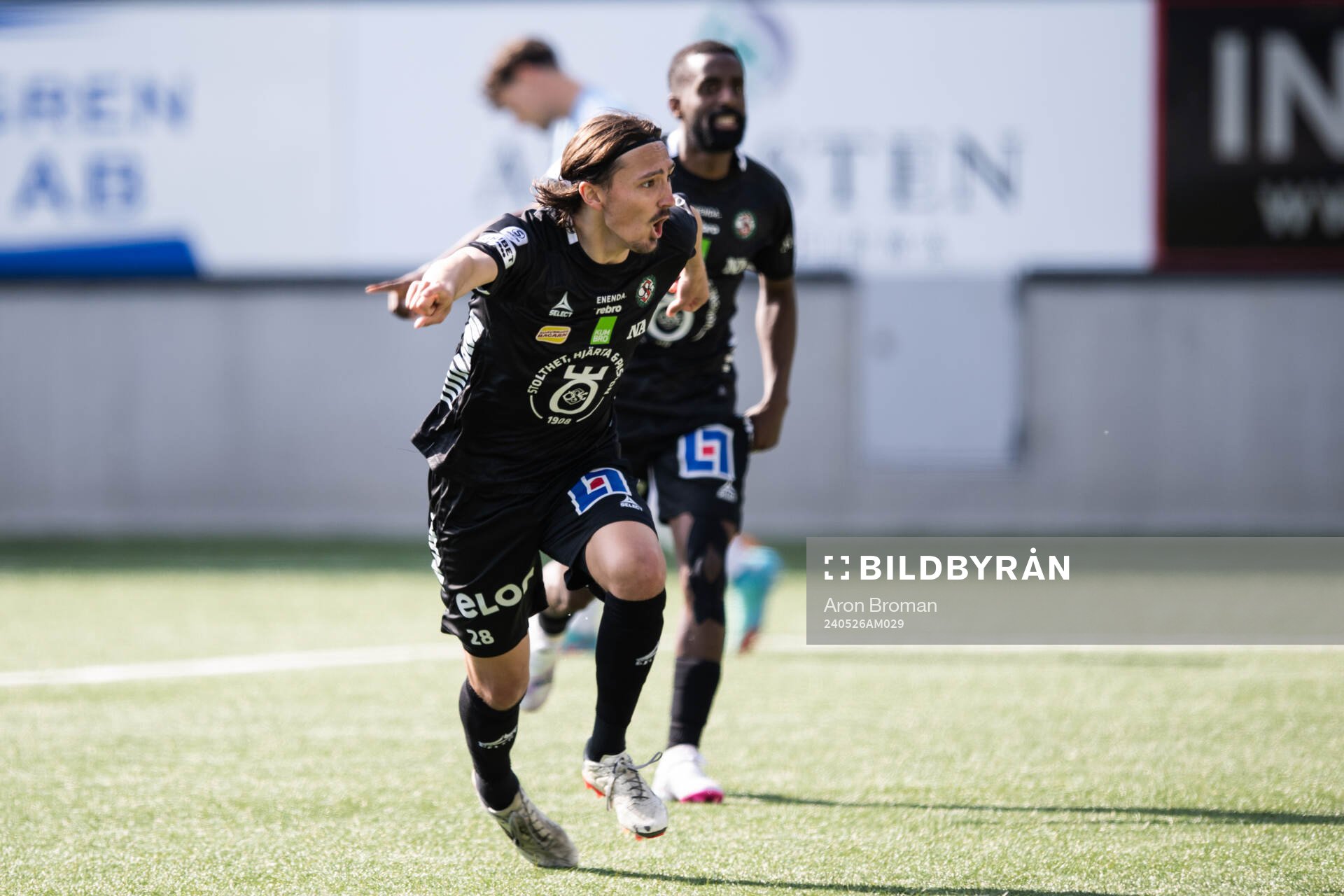 Örebros Adam Bark jublar efter 2-1 under fotbollsmatchen i Superettan mellan Gefle och Örebro den 26 maj 2024 i Gävle. 