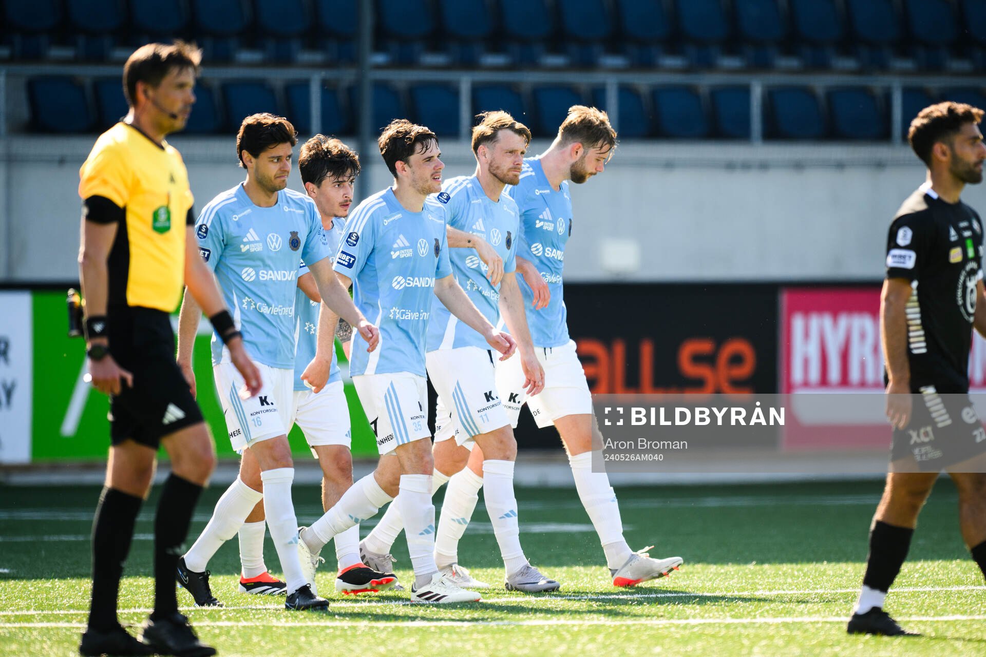 Gefles Leo Englund jublar med lagkamrater