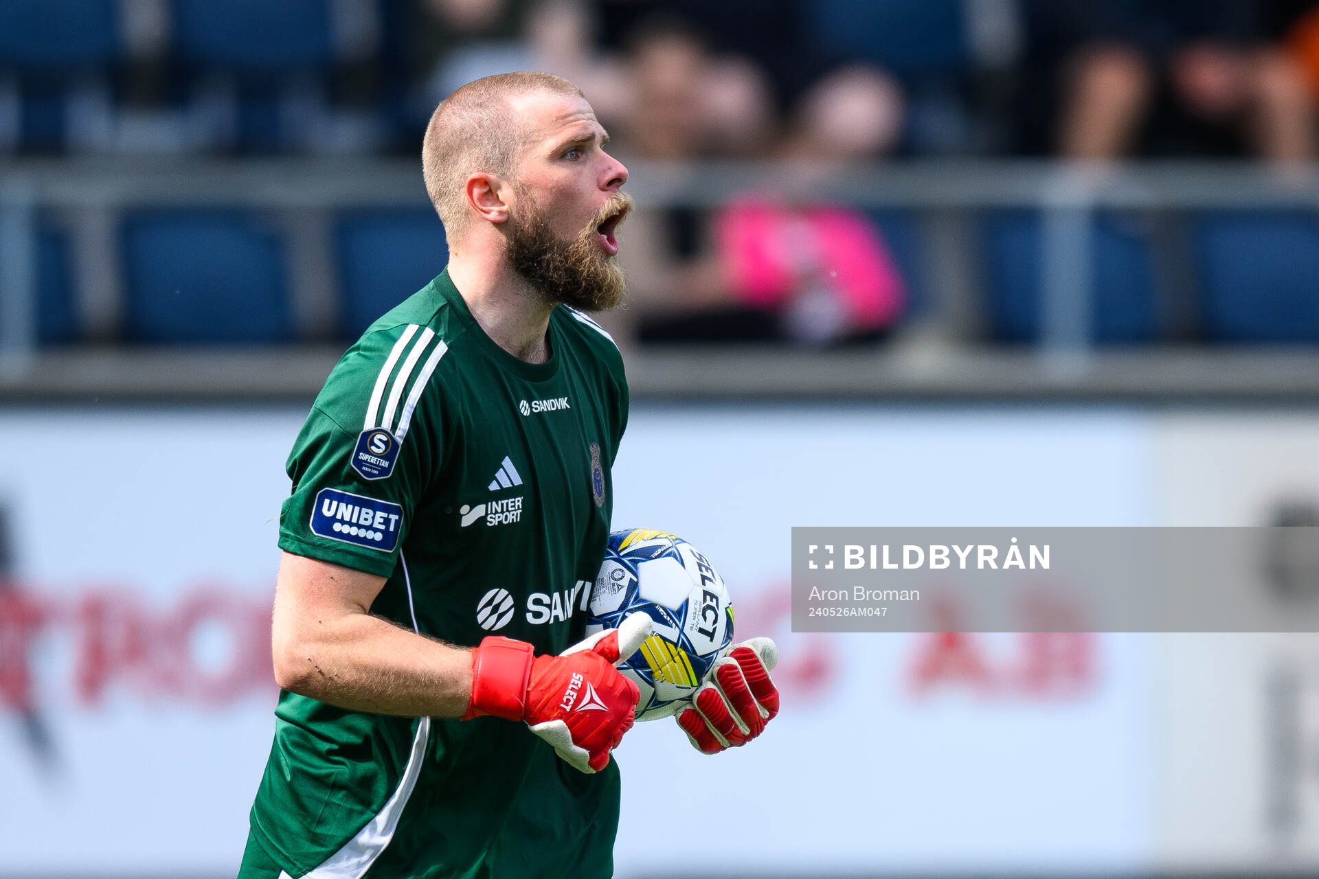 Gefles målvakt Tobias Johansson jublar under fotbollsmatchen i Superettan mellan Gefle och Örebro den 26 maj 2024 i Gävle. 