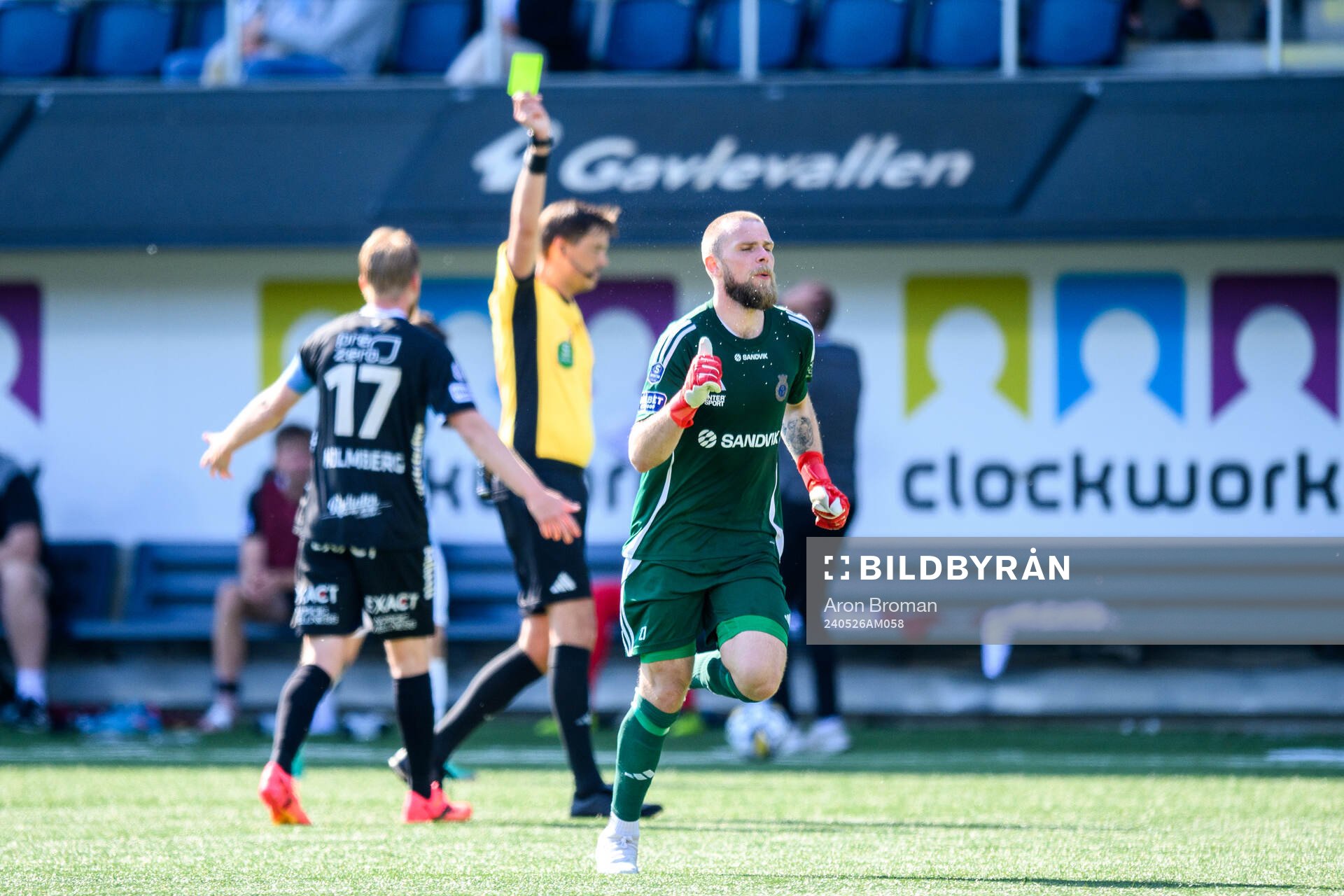 Gefles målvakt Tobias Johansson tilldelas gult kort av