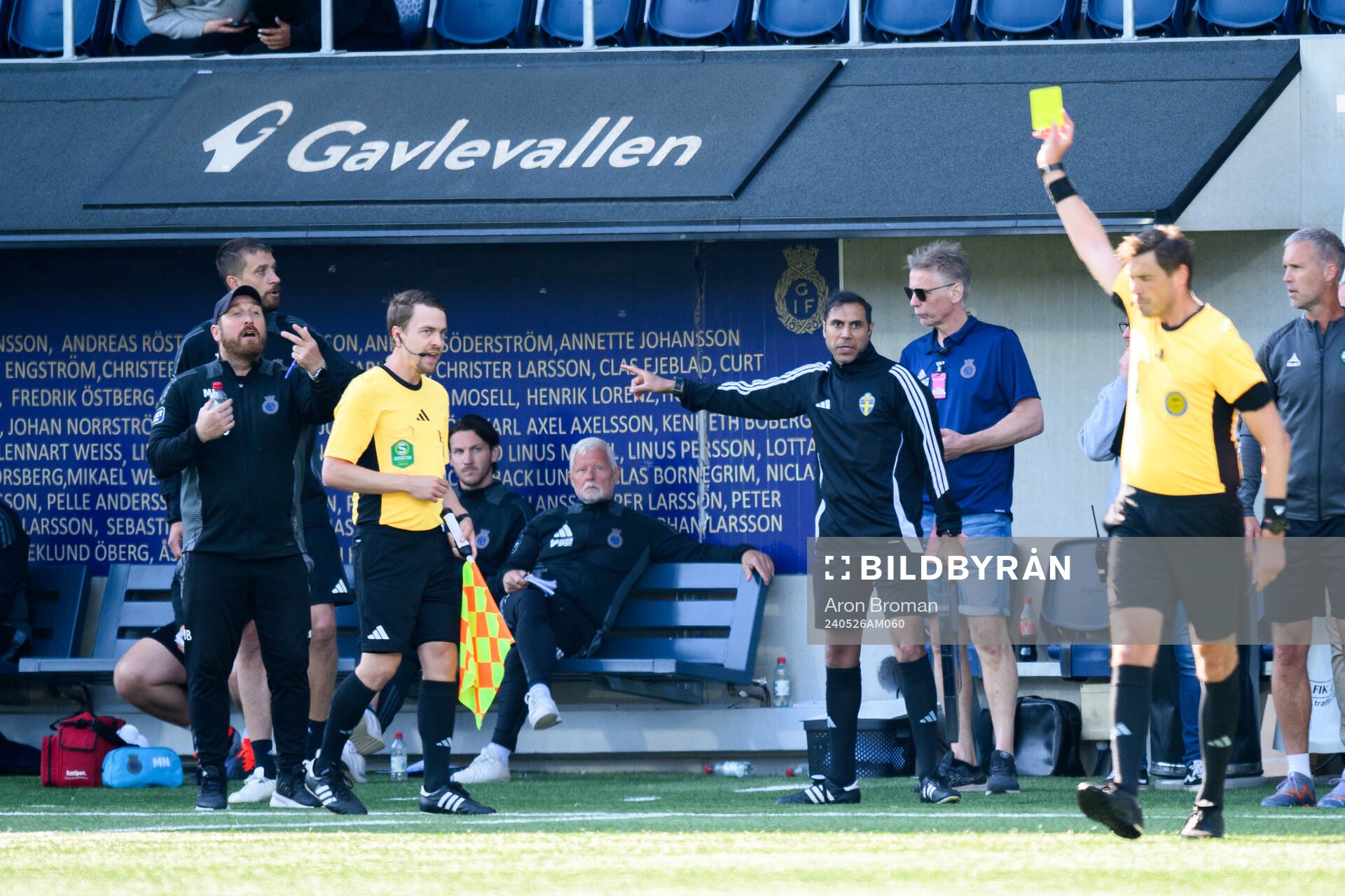 Gefles huvudtränare Mikael Bengtsson får gult kort av