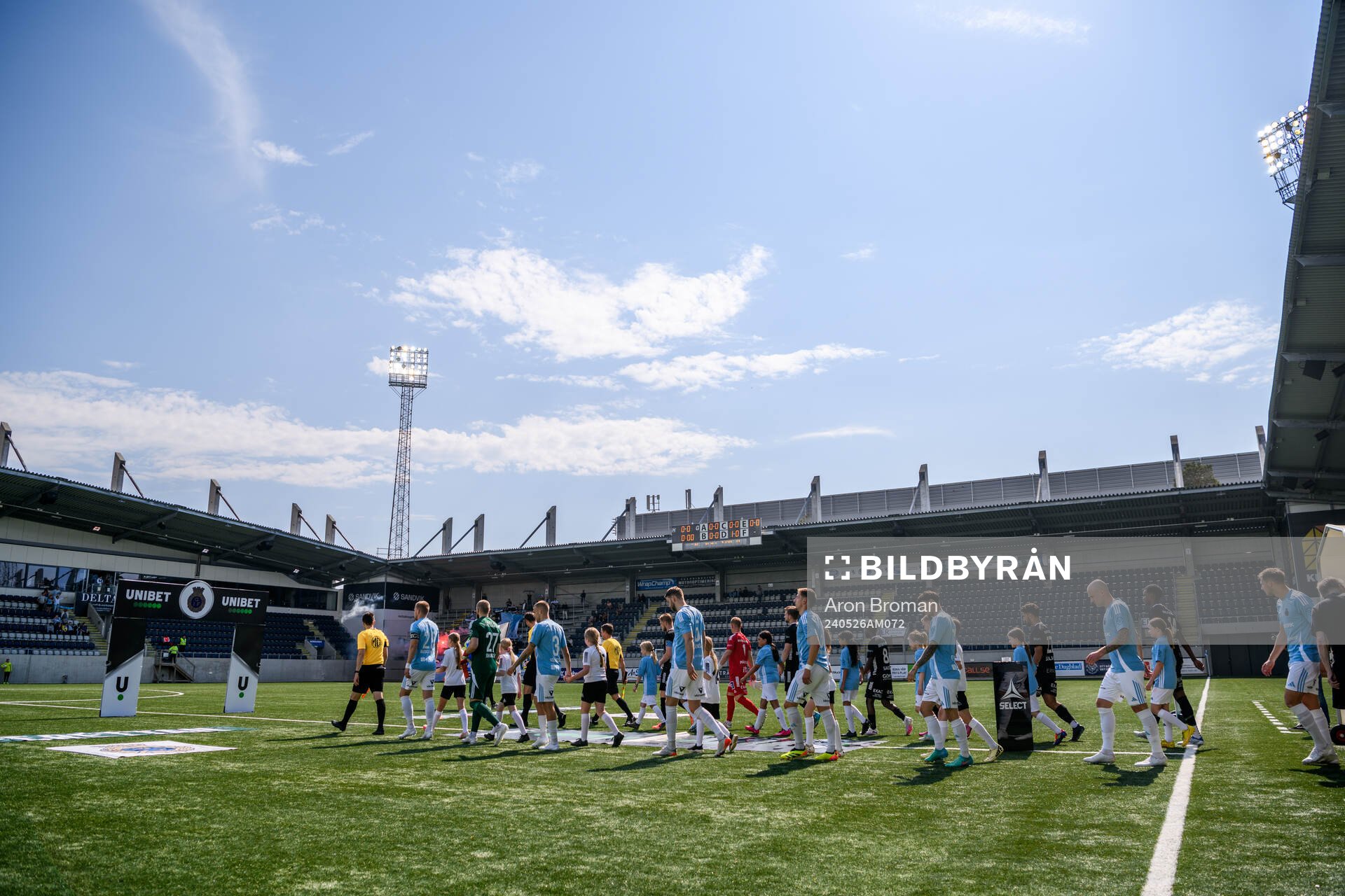 Örebros och Gefles spelare gör entré