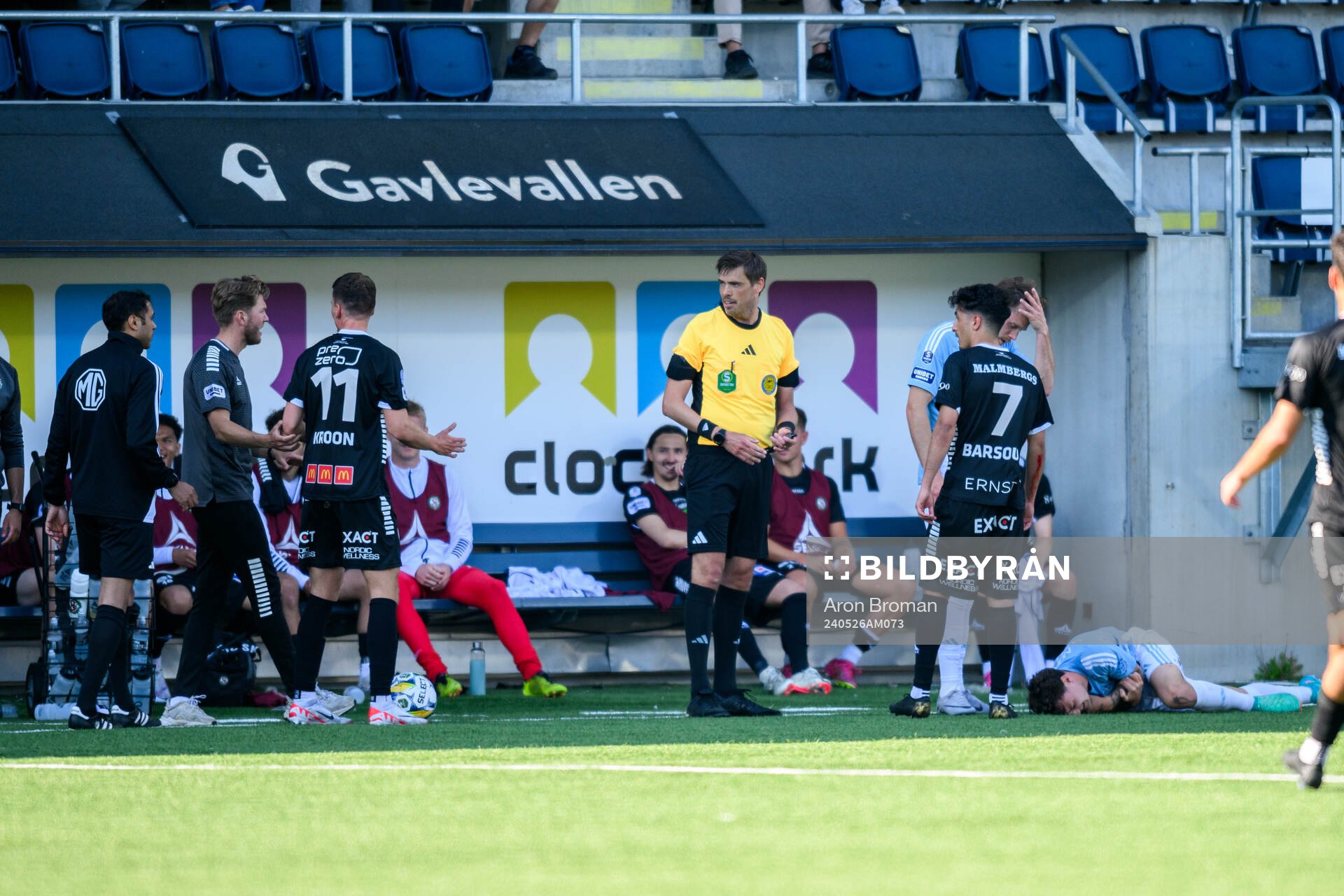 Örebros tränare Martin Broberg, Domare Magnus Lindgren,