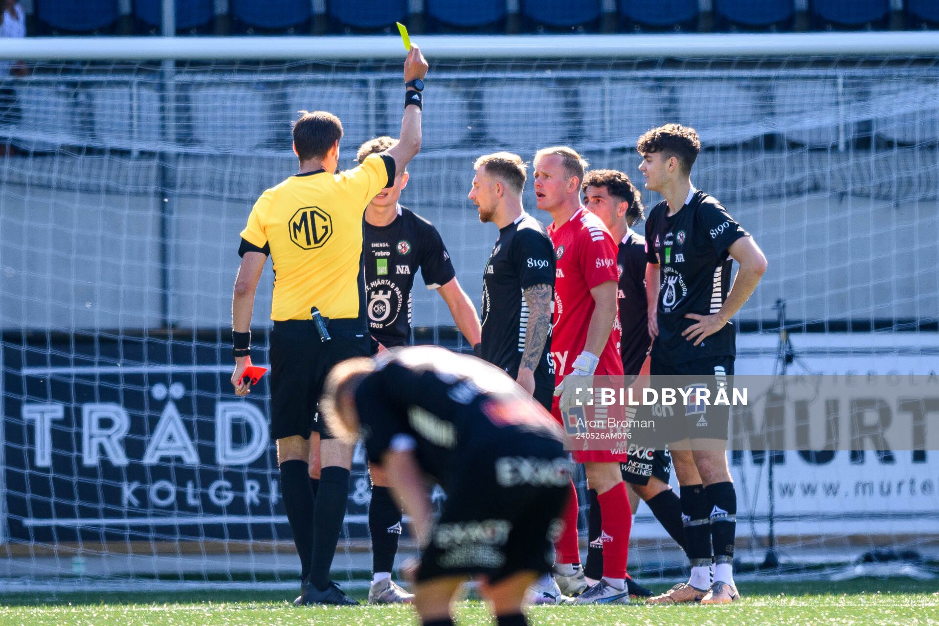 Örebros målvakt Malte Påhlsson tilldelas gult kort av