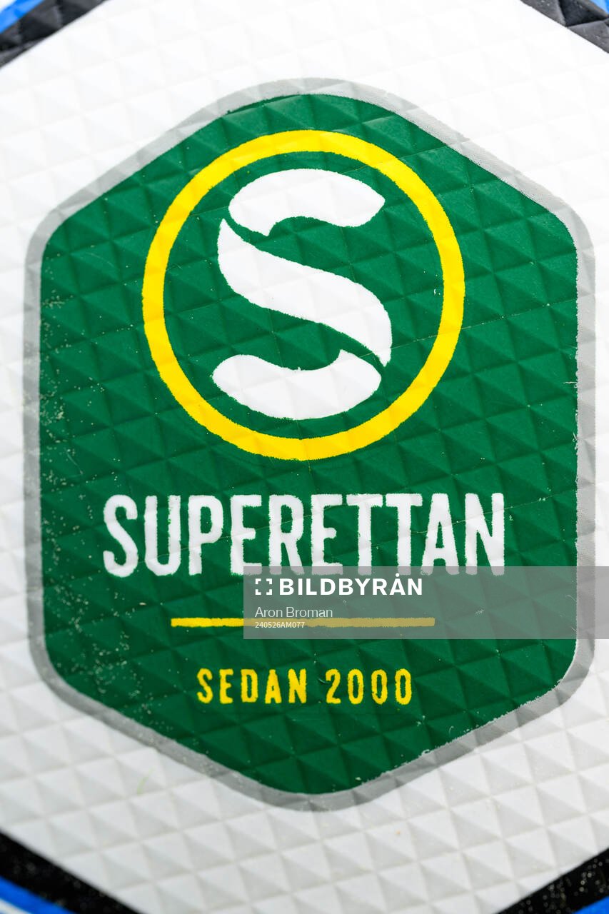 Superettans logotyp på en fotboll