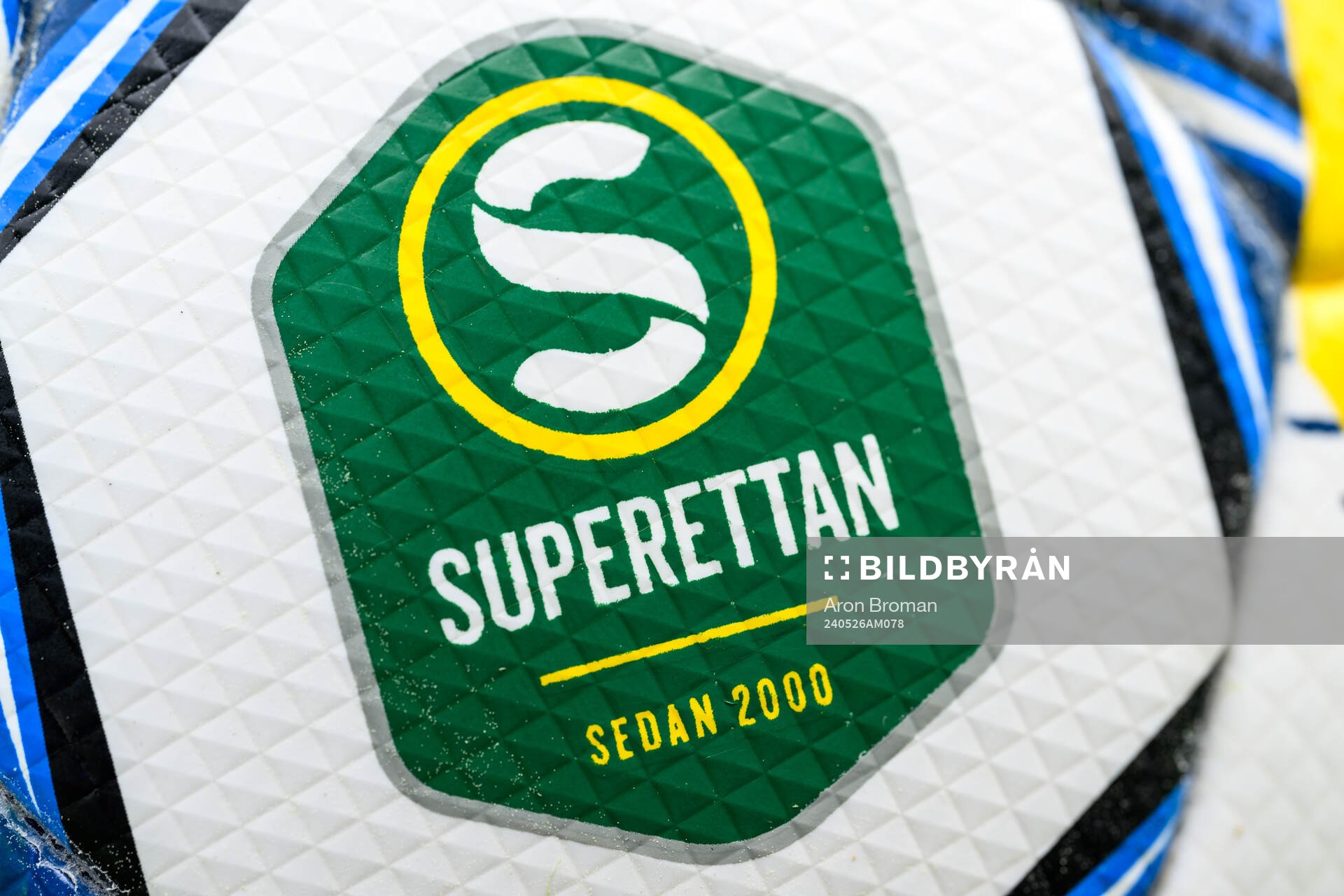Superettans logotyp på en fotboll