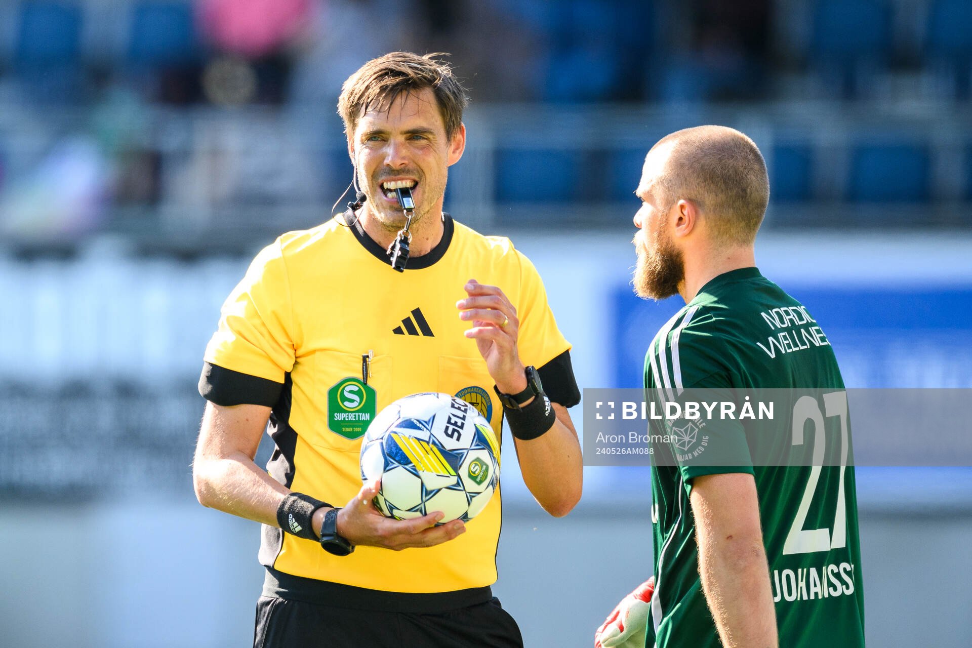Domare Magnus Lindgren och Gefles målvakt Tobias Johansson