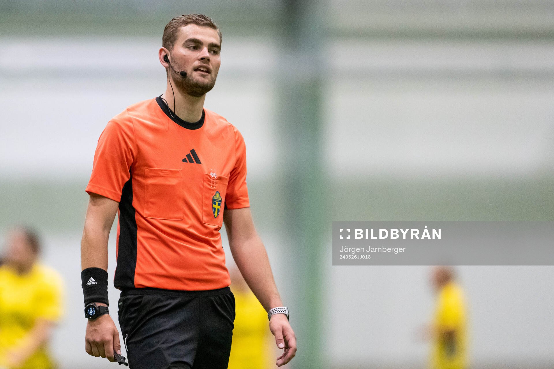 Domare Rasmus Hermansson under fotbollsmatchen i Division 1 Mellersta mellan Elfsborg och Segeltorps IF den 26 maj 2024 i Borås.
