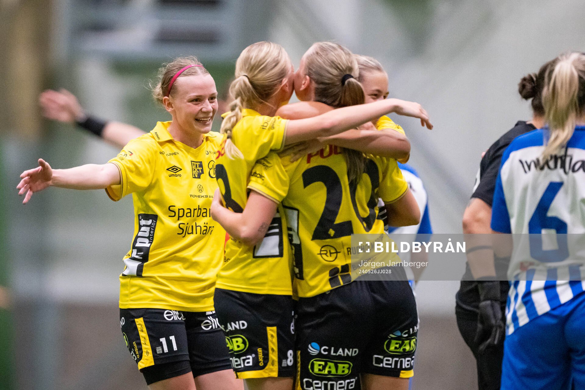 Elfsborgs spelare jublar efter att Stina jensen (rygg mot kameran) gjort 3-0 under fotbollsmatchen i Division 1 Mellersta mellan Elfsborg och Segeltorps IF den 26 maj 2024 i Borås.
