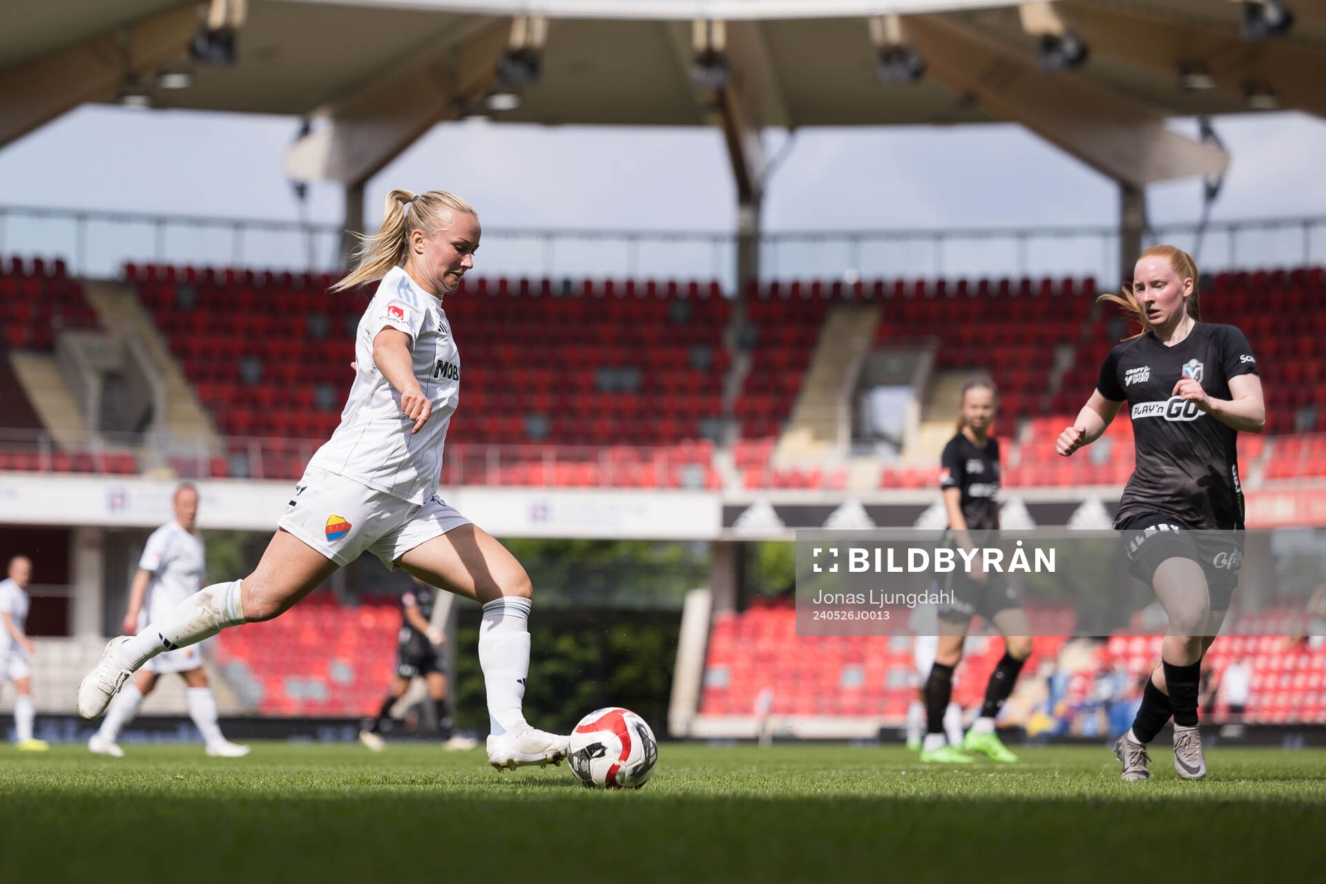 Djurgårdens Tove Almqvist och Växjö DFFs Thordis Elva