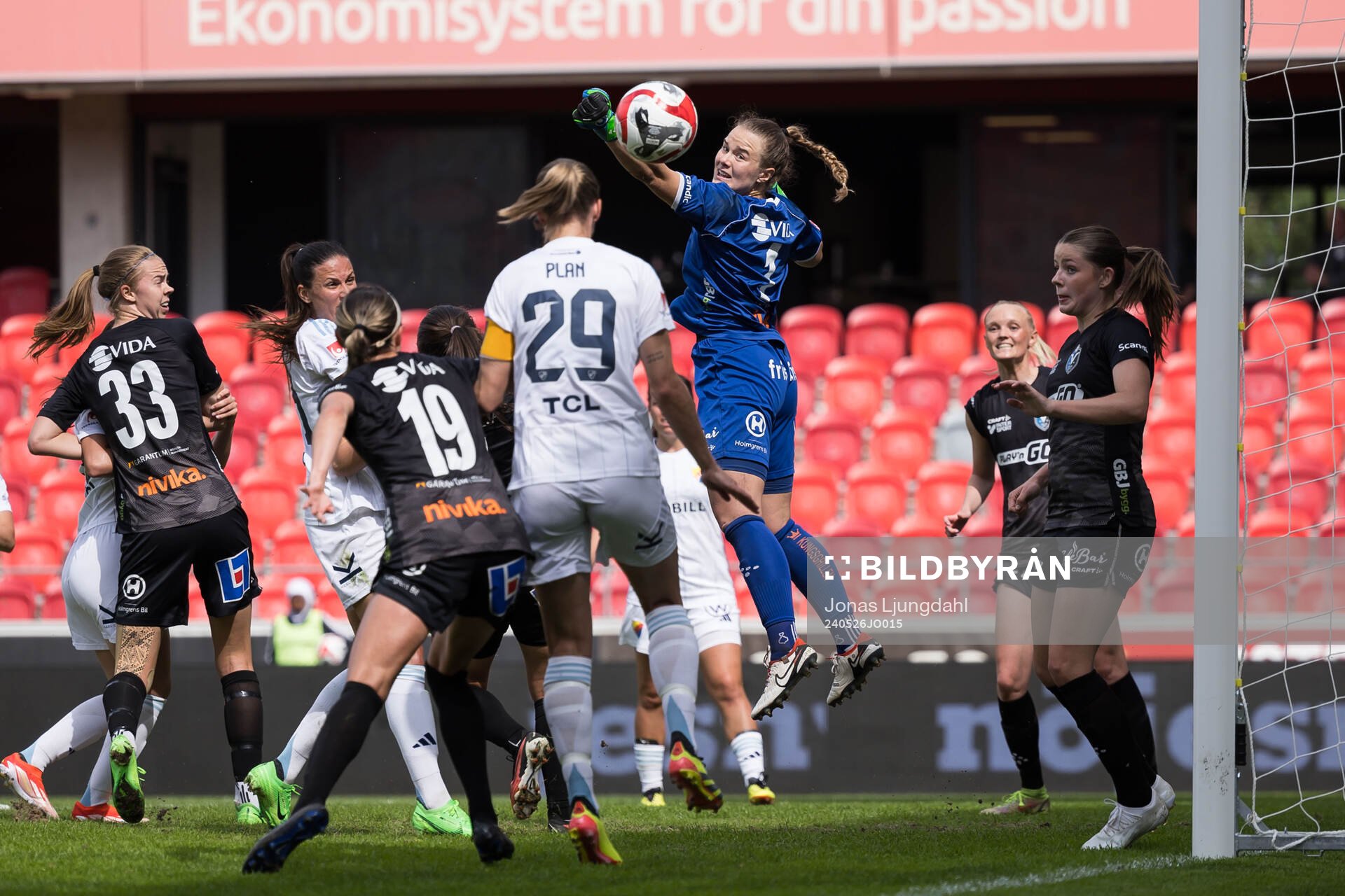 Växjö DFFs målvakt Maja Bay Østergaard under fotbollsmatchen i Damallsvenskan mellan Växjö DFF och Djurgården den 26 maj 2024 i Växjö.