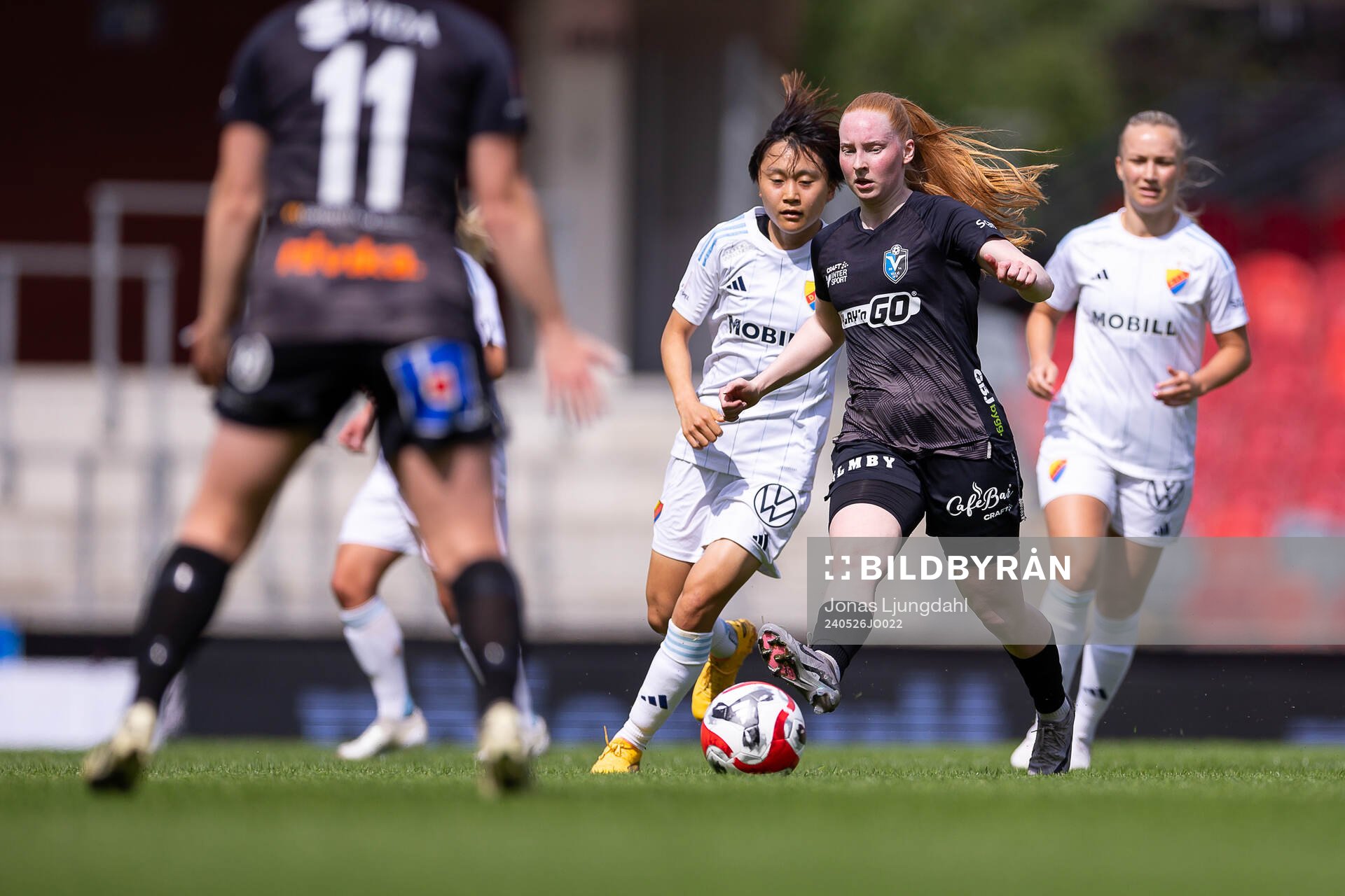 Djurgårdens Shinomi Koyama och Växjö DFFs Thordis Elva Agustsdottir under fotbollsmatchen i Damallsvenskan mellan Växjö DFF och Djurgården den 26 maj 2024 i Växjö.