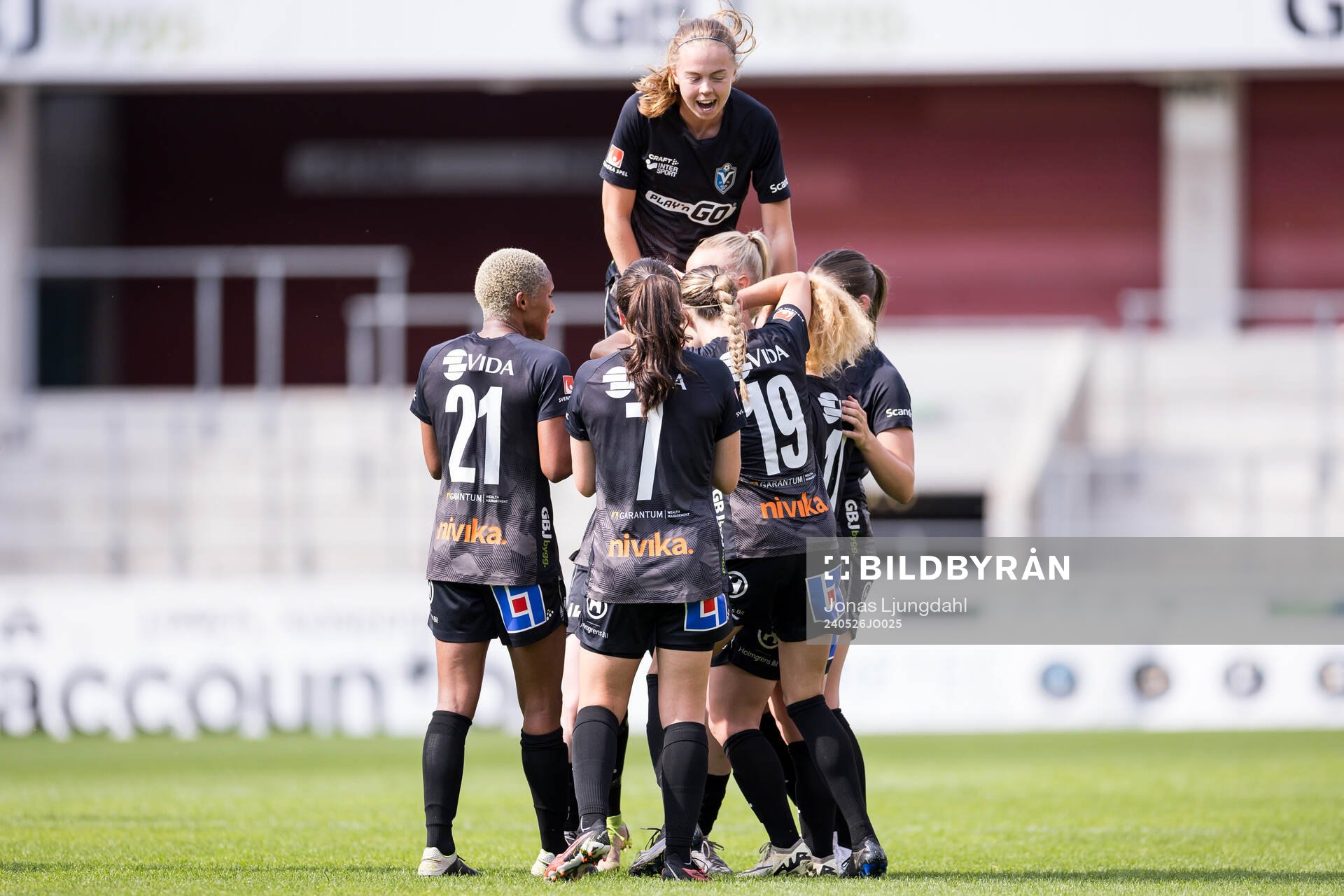 Växjö DFFs spelare jublar