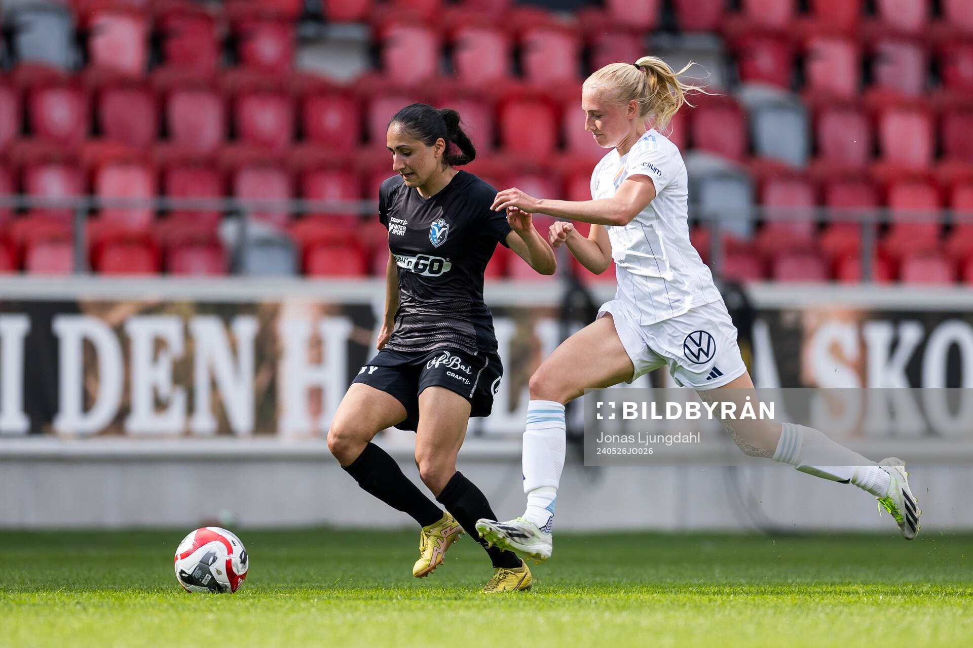 Växjö DFFs Nesrin Akgun och Djurgårdens Stinalisa