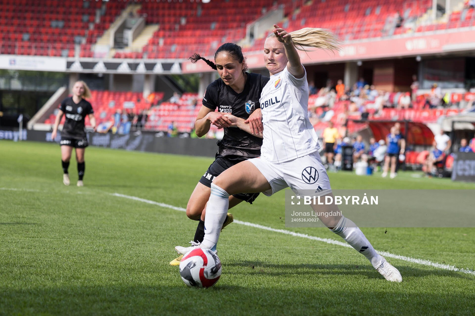 Växjö DFFs Nesrin Akgun och Djurgårdens Tove Almqvist