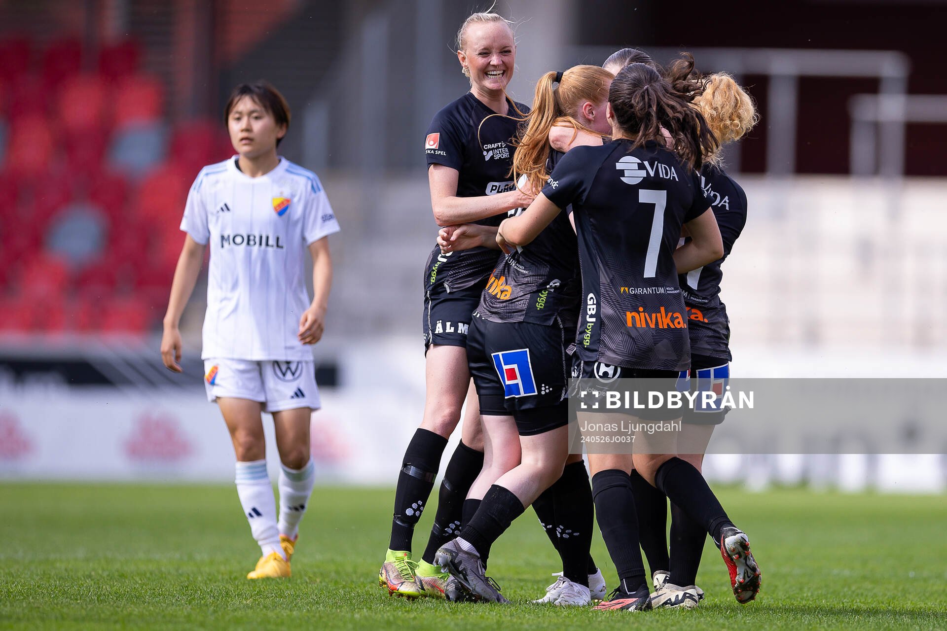 Djurgårdens Shinomi Koyama deppar och Växjö DFFs Emma