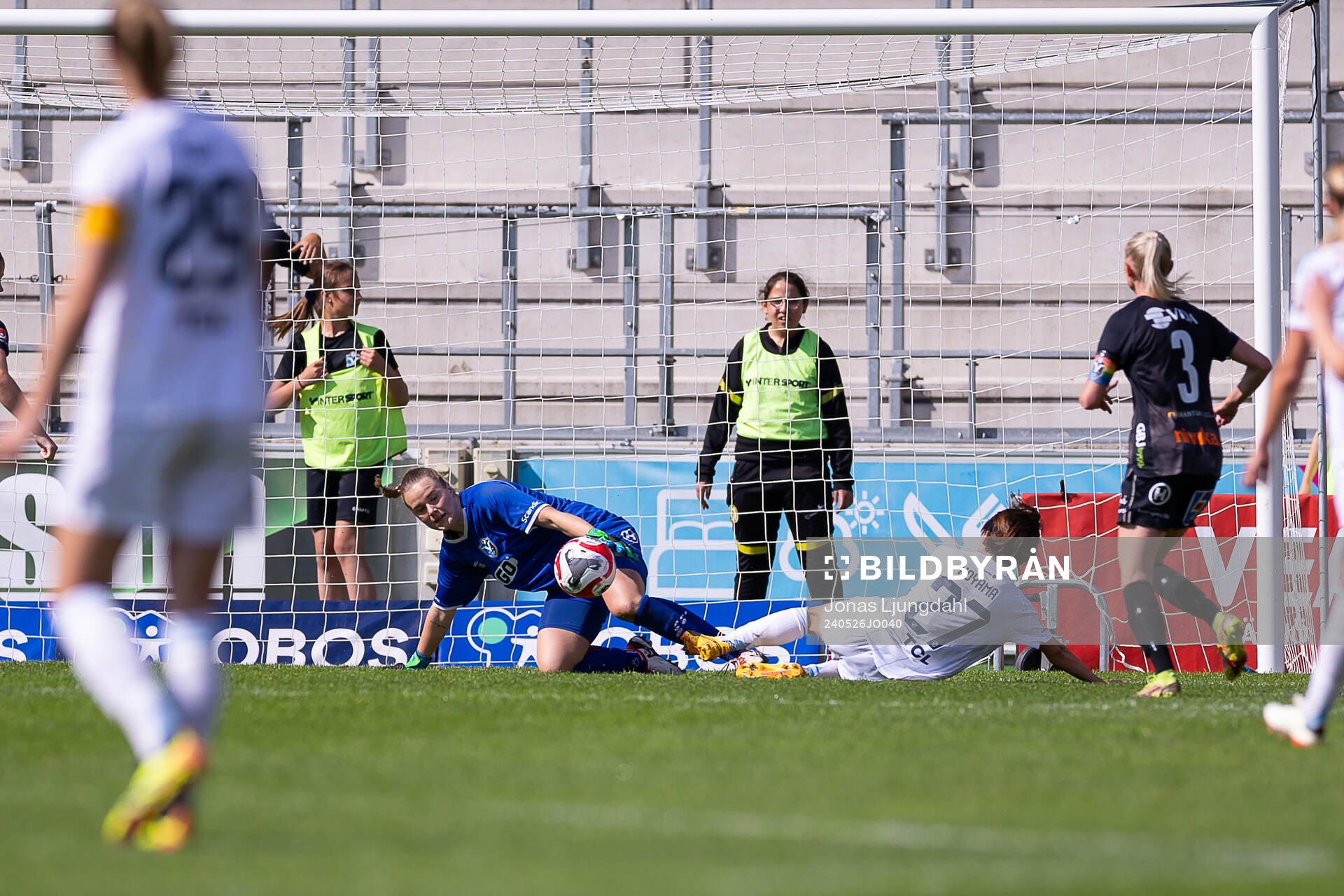 Växjö DFFs målvakt Maja Bay Østergaard och Djurgårdens Shinomi Koyama under fotbollsmatchen i Damallsvenskan mellan Växjö DFF och Djurgården den 26 maj 2024 i Växjö.